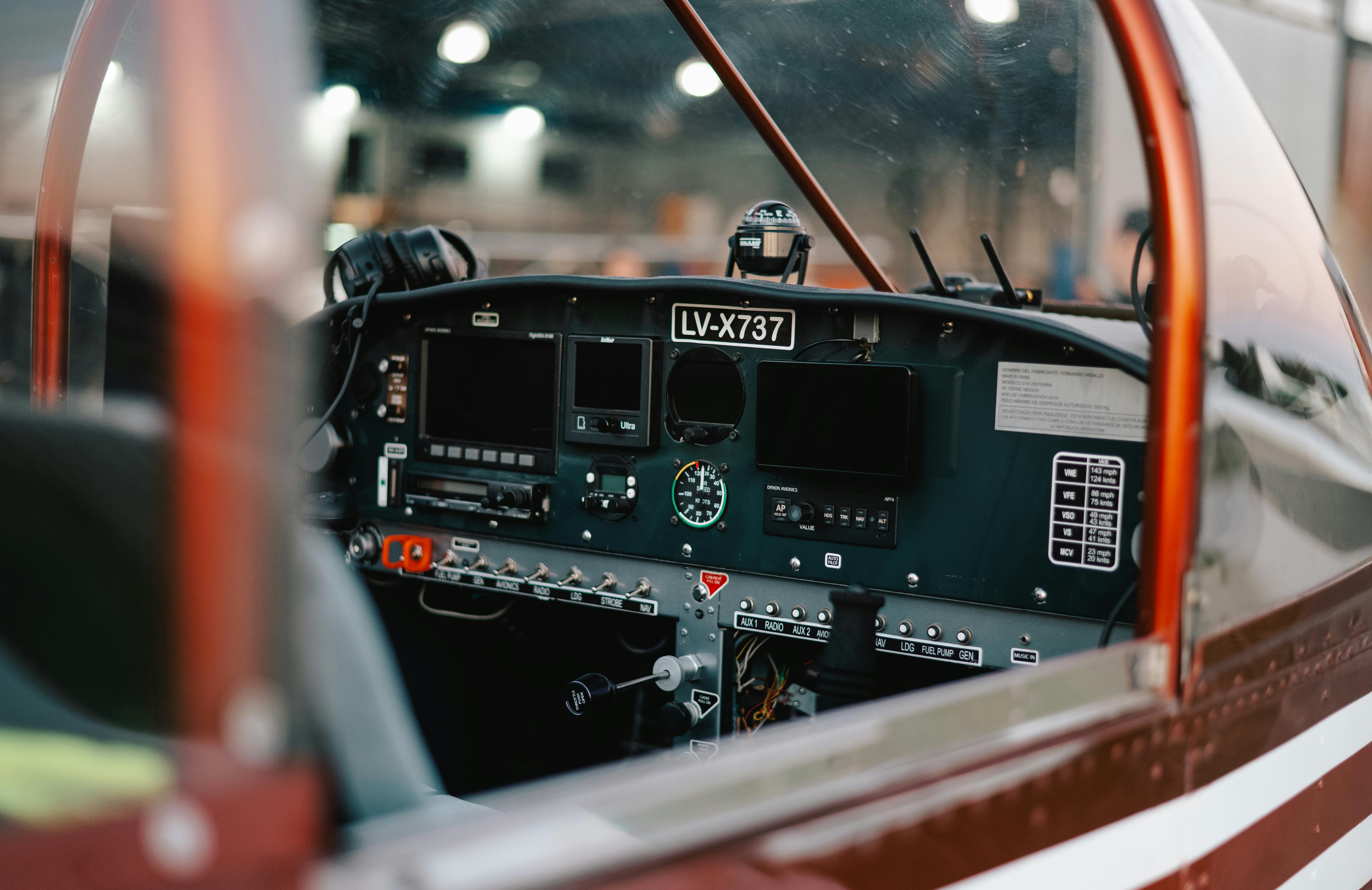 Zadarmo Detailný pohľad na kokpit lietadla s viditeľnými ovládacími prvkami a číselníkmi vo vnútri hangáru. Fotka z fotobanky
