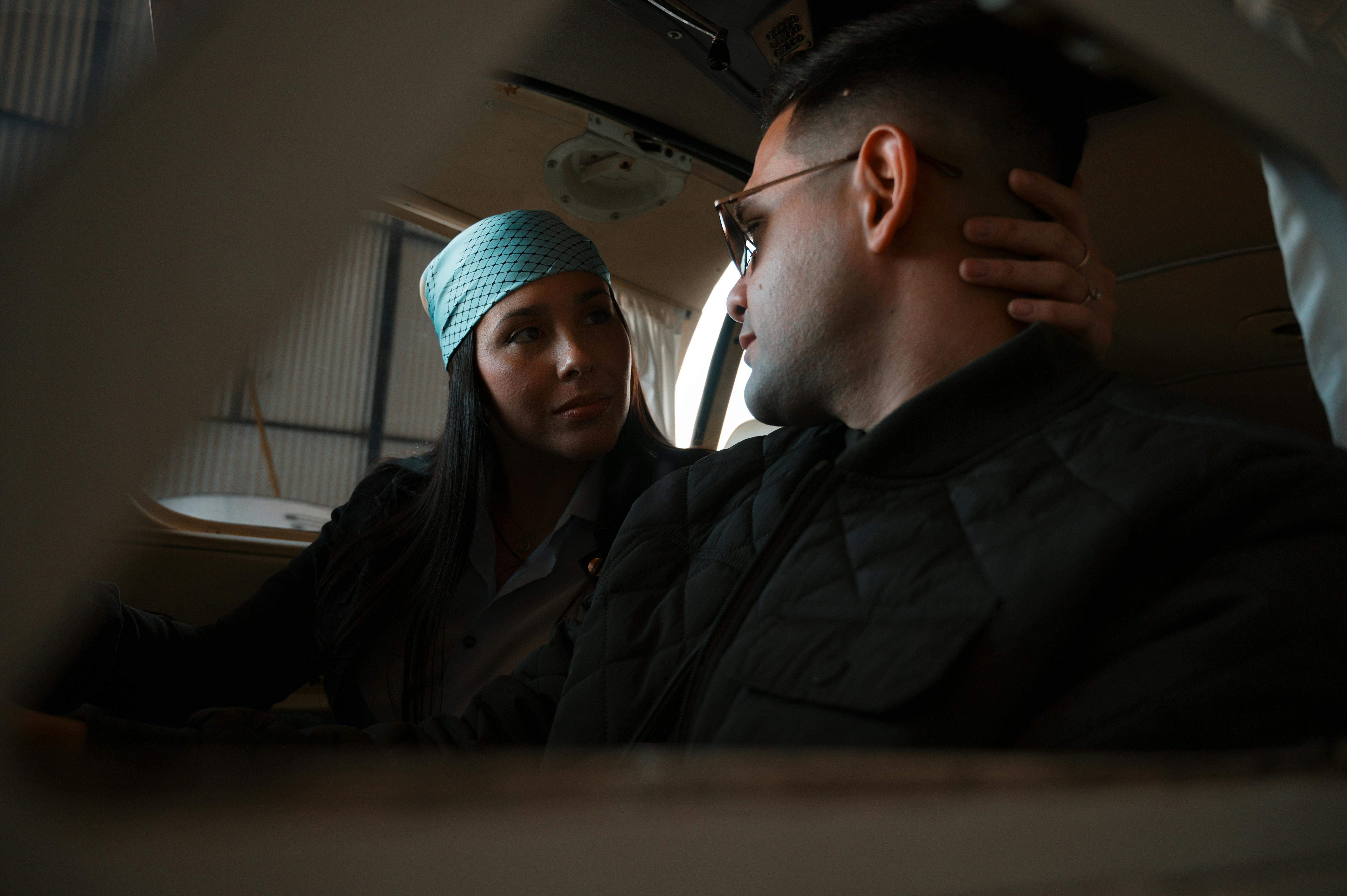 Zadarmo Pár v kokpite lietadla, zdieľajúci chvíľku pred letom. Fotka z fotobanky