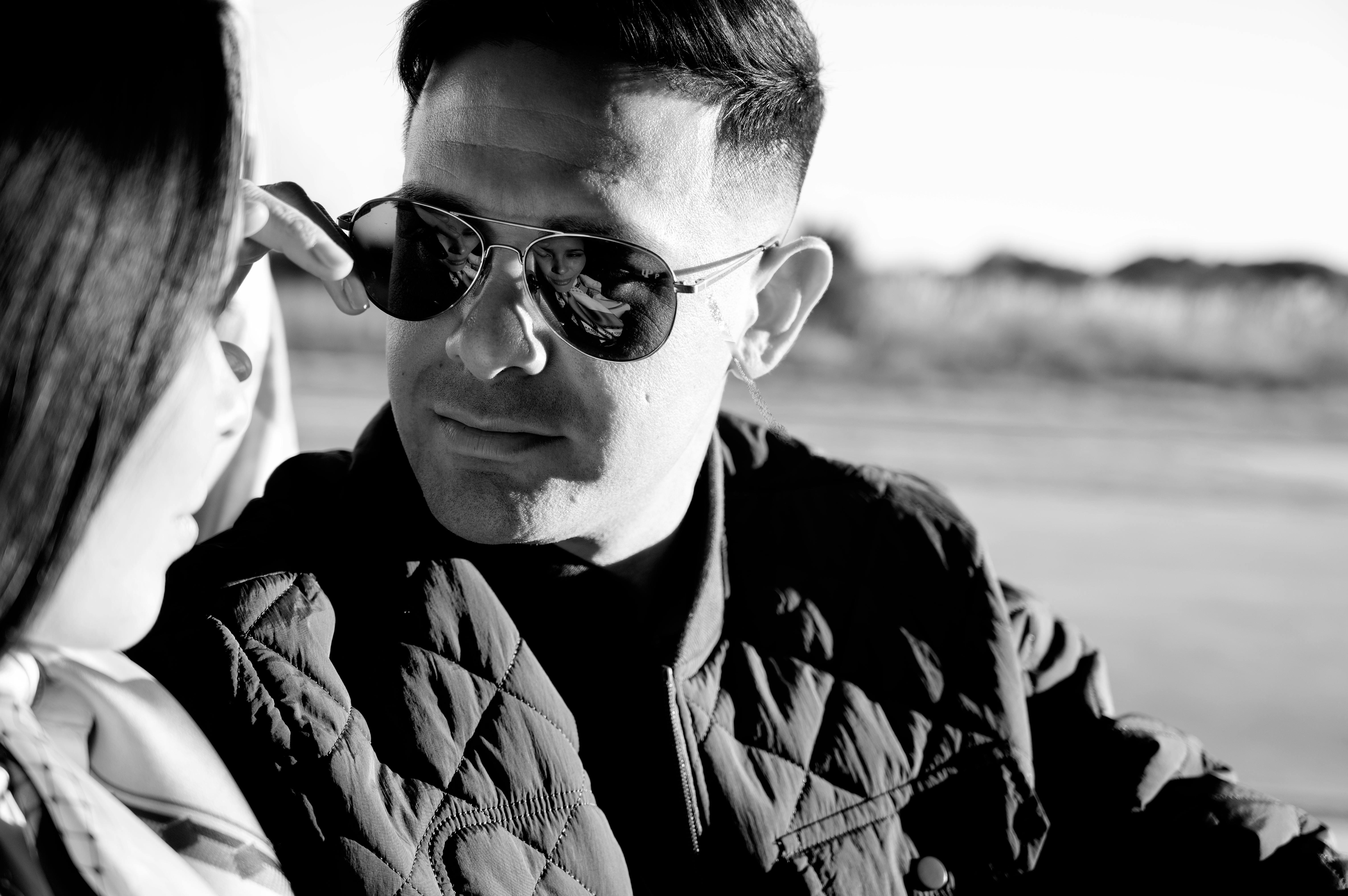 Zadarmo Štýlový čiernobiely vonkajší portrét páru so slnečnými okuliarmi. Fotka z fotobanky