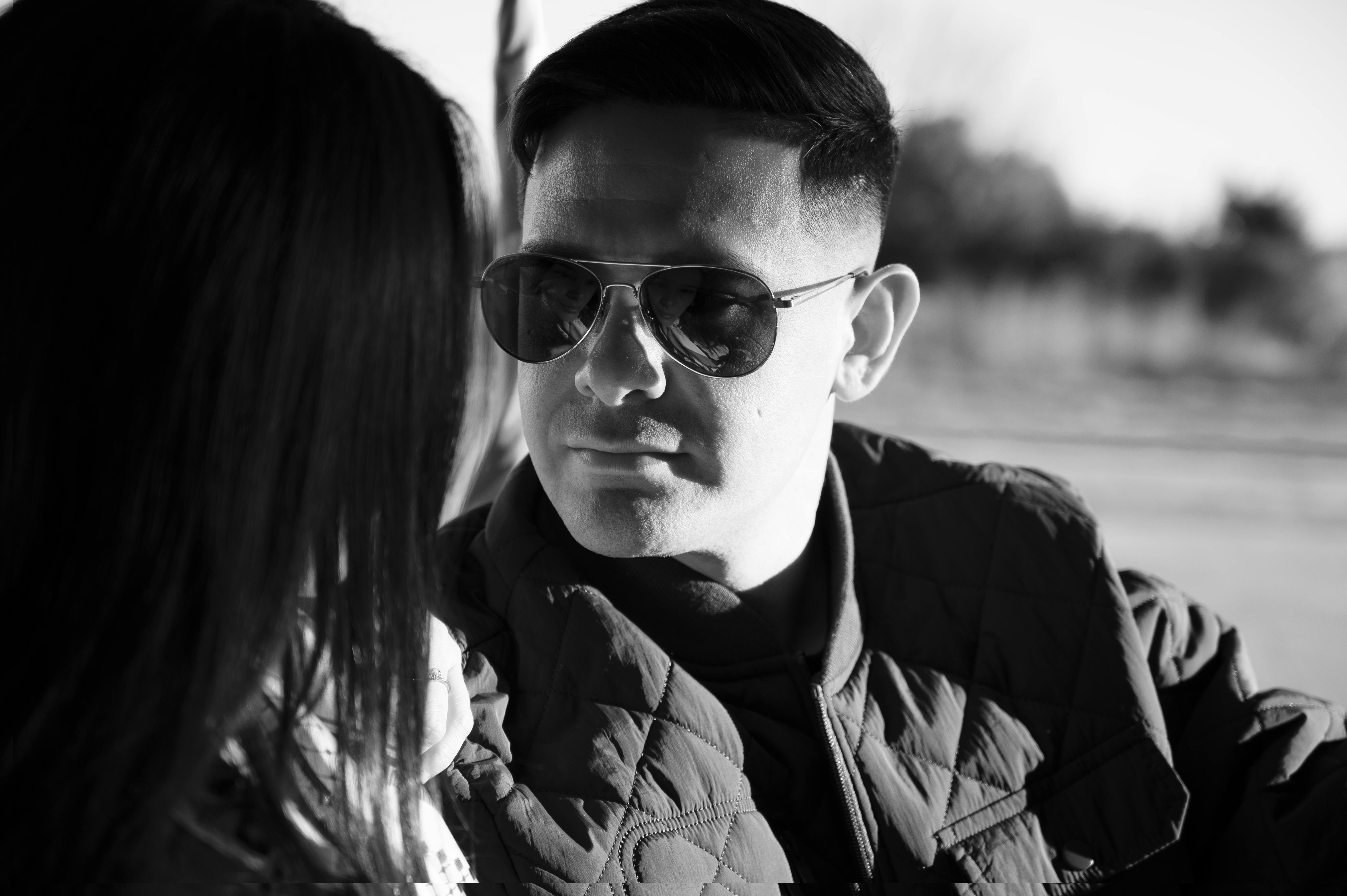 Zadarmo Čiernobiely detailný portrét muža so slnečnými okuliarmi vonku. Fotka z fotobanky