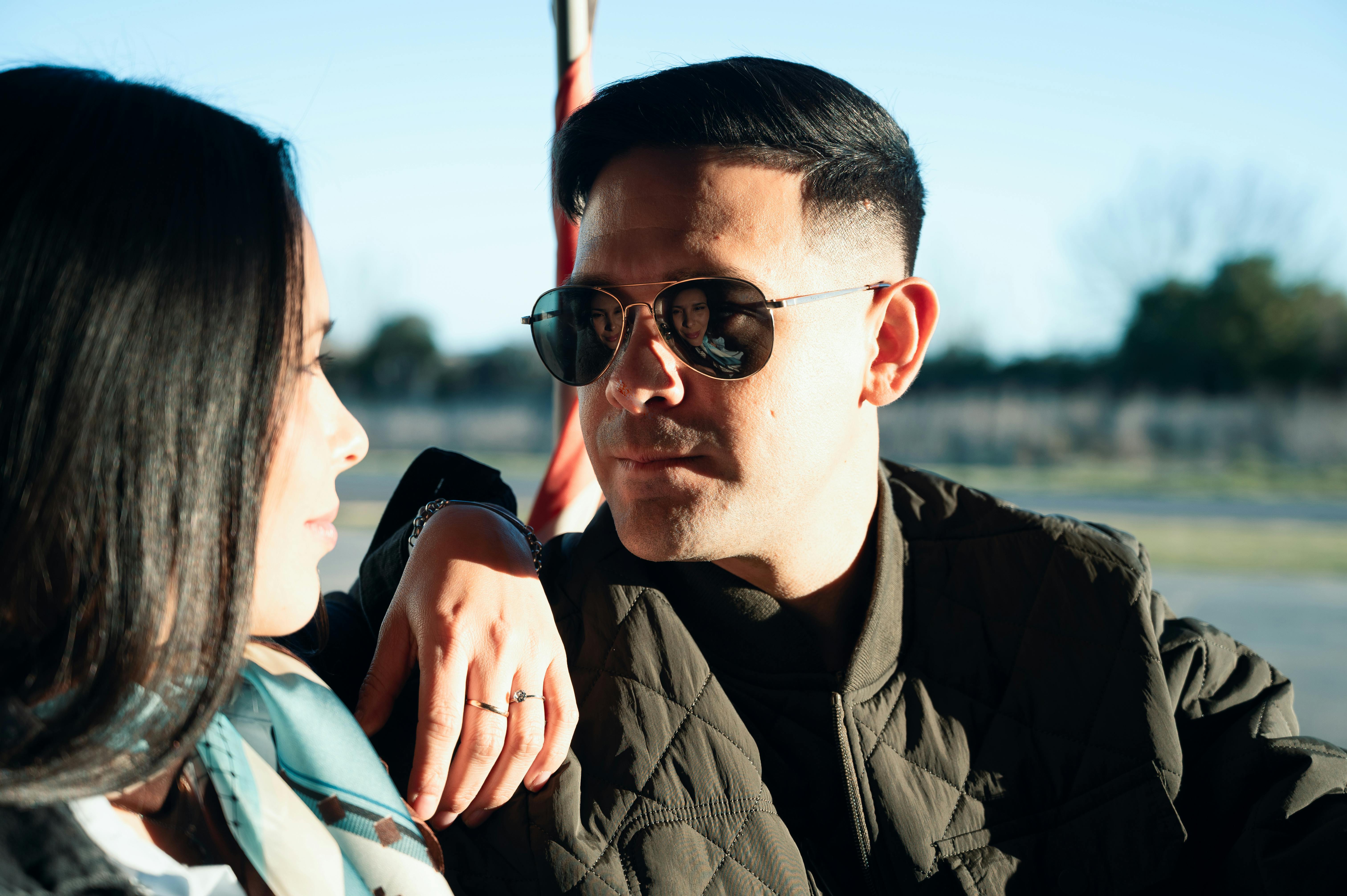 De franc Una parella moderna gaudeix d'un dia assolellat a l'aire lliure, compartint un moment de connexió. Foto d'estoc