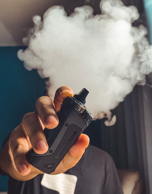 Người Cầm Vape đen