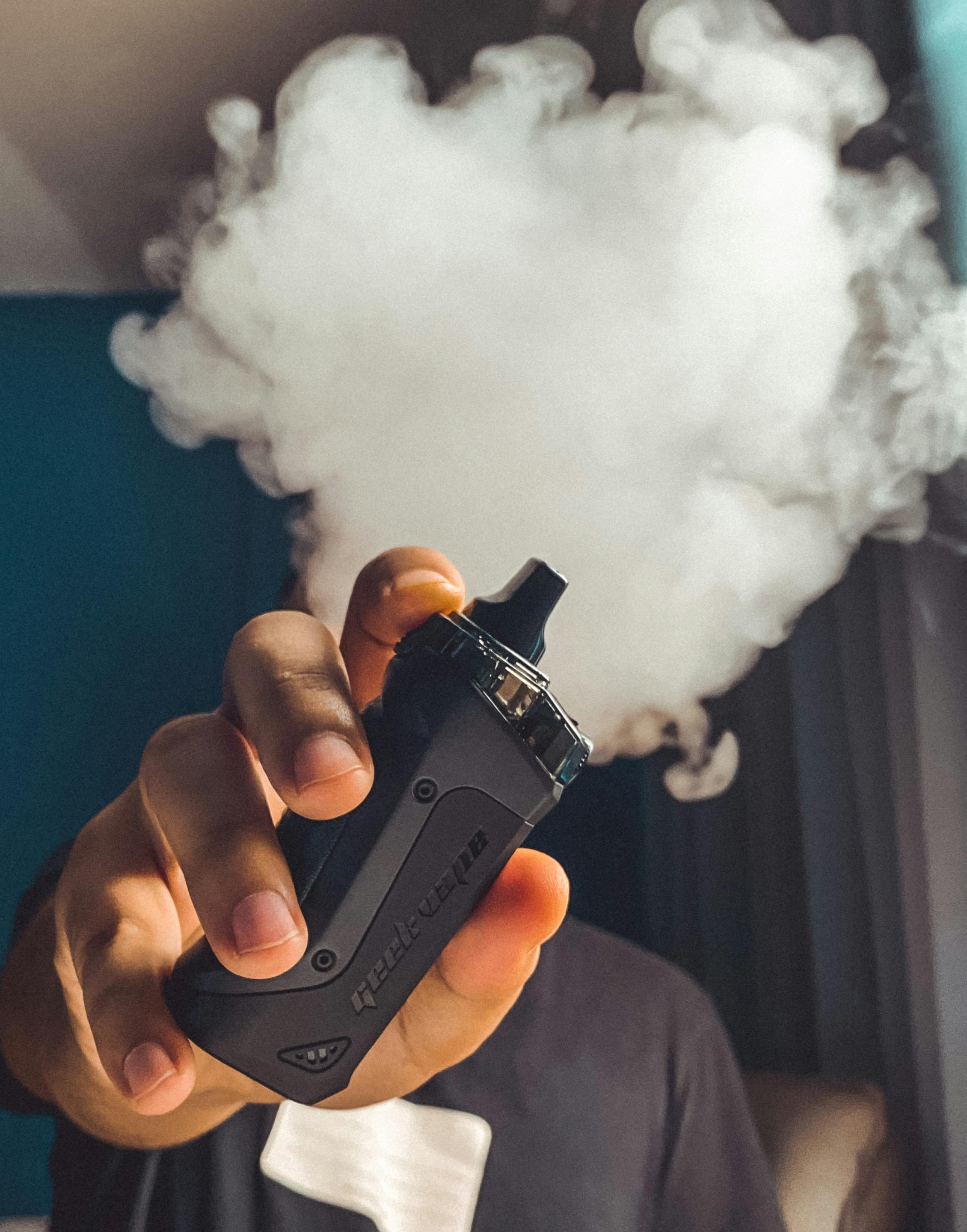 Foto de stock gratuita sobre cigarrillo electr\u00f3nico, dedos, fumar