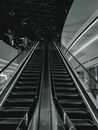 城市室内环境中现代自动扶梯的单色视图