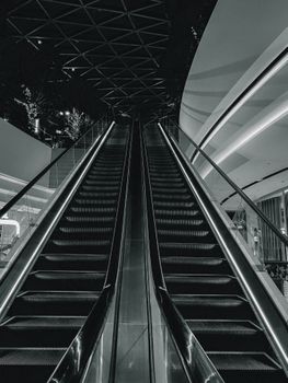 城市室内环境中现代自动扶梯的单色视图
