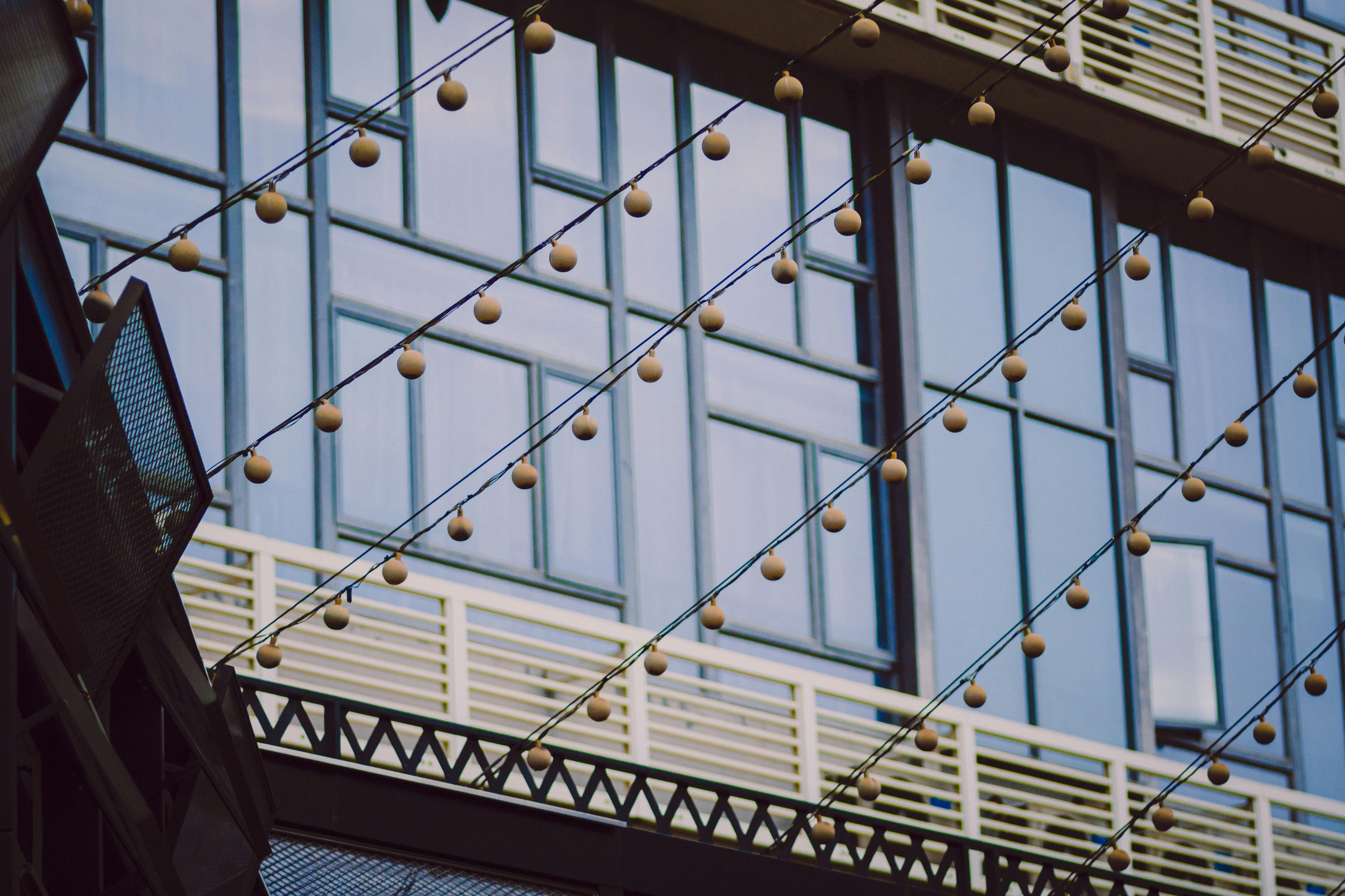 무료 장식용 펜던트 조명과 매끄러운 창문이 있는 현대적인 건물 외관 스톡 사진