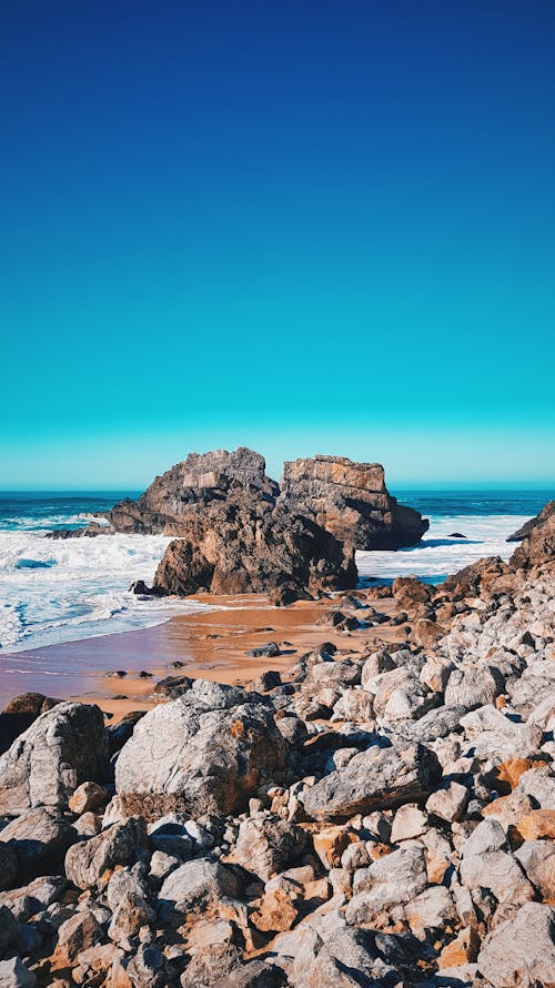 免费 海上的棕色岩层 素材图片