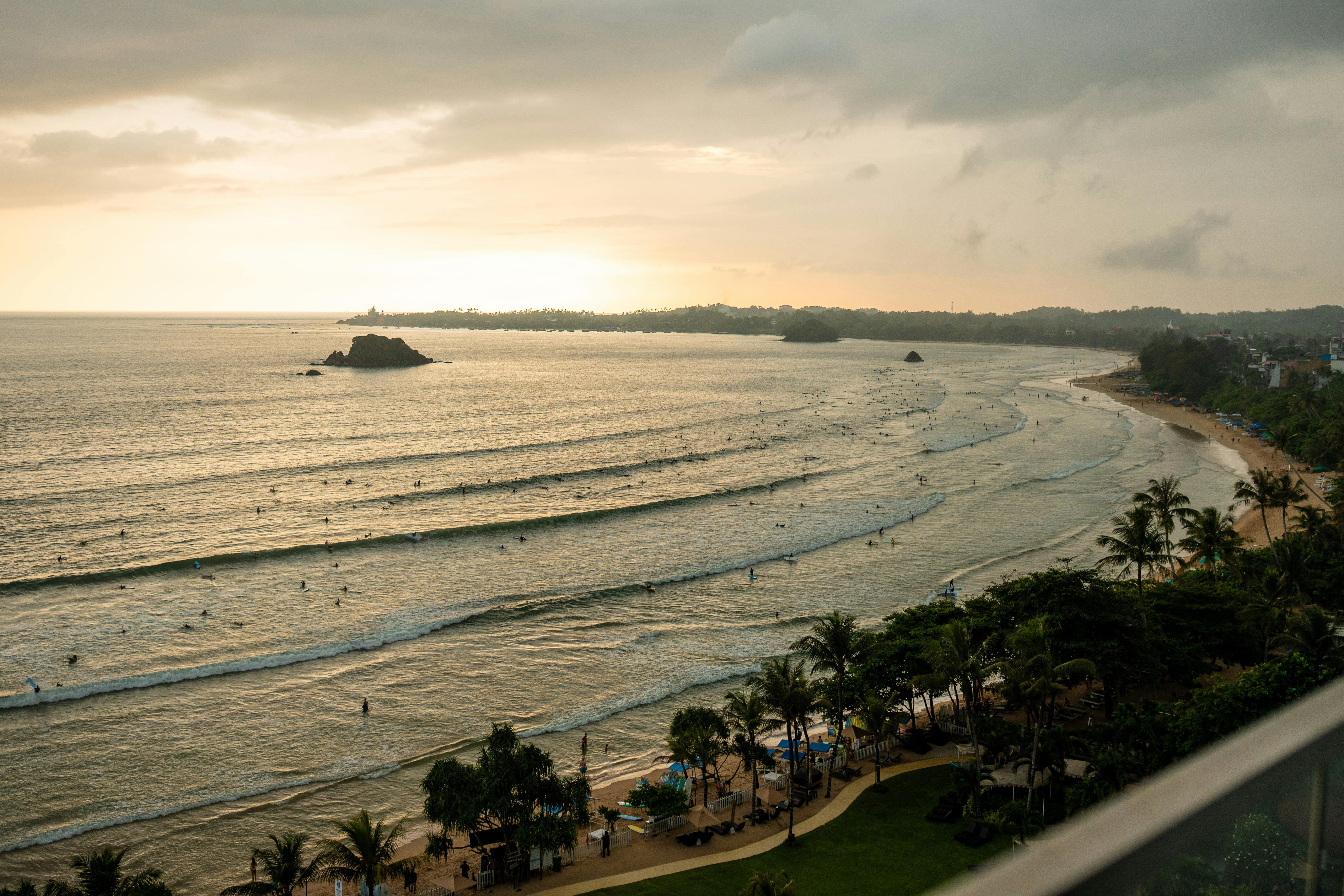 Capture the serene beauty of sunset surfing at Weligama Beach, Sri Lanka's surf paradise. - ¿Dónde dormir en Weligama?