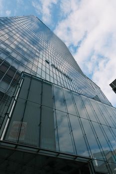 Himmel & Wolken – Prächtiges architektonisches Motiv (von Michael Solo, 5152×7728, #35457167)