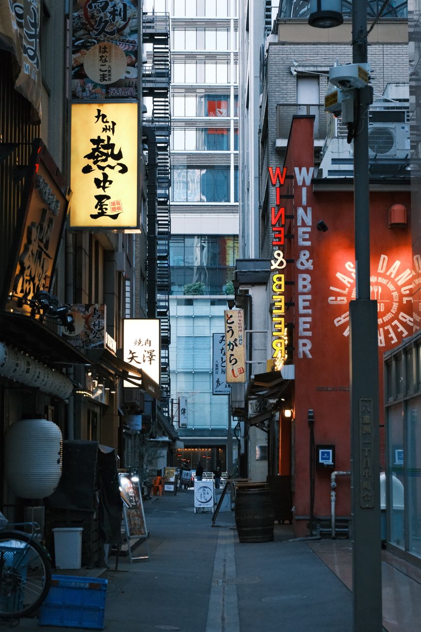 Futuristisches Architektur & Neon – Beeindruckendes Cyberpunk-Motiv