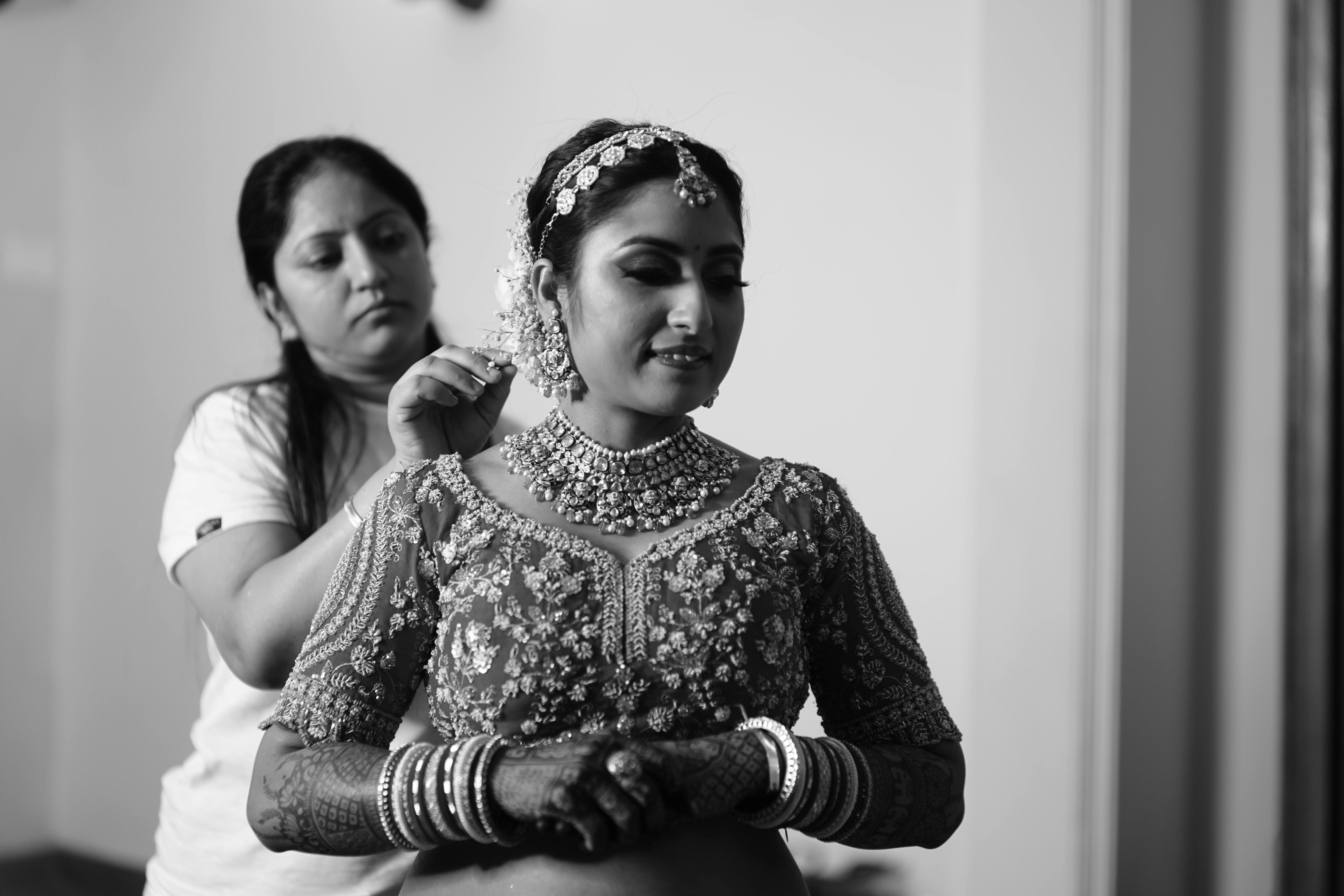 Gratis Novia india preparándose con ayuda, adornada con intrincadas joyas y henna. Foto de stock