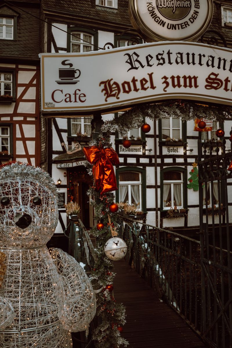 Scenă de târg de Crăciun cu decorațiuni tradiționale pe fațadă