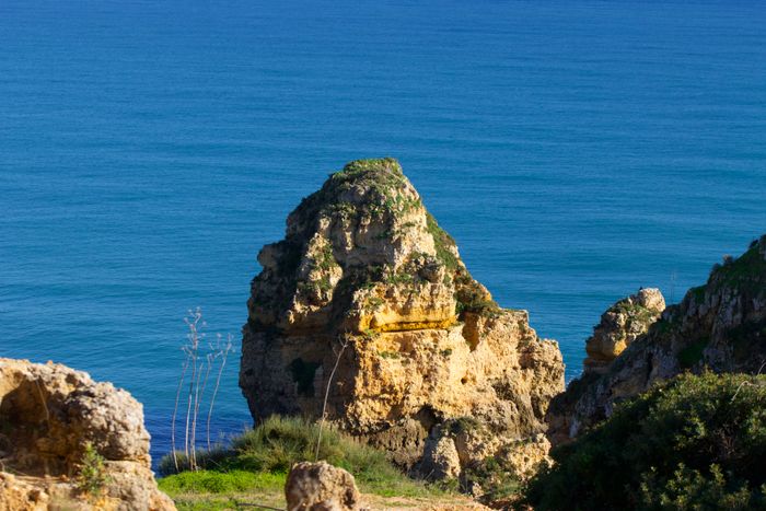 Falésias de Lagos, no Algarve, junto ao oceano Atlântico