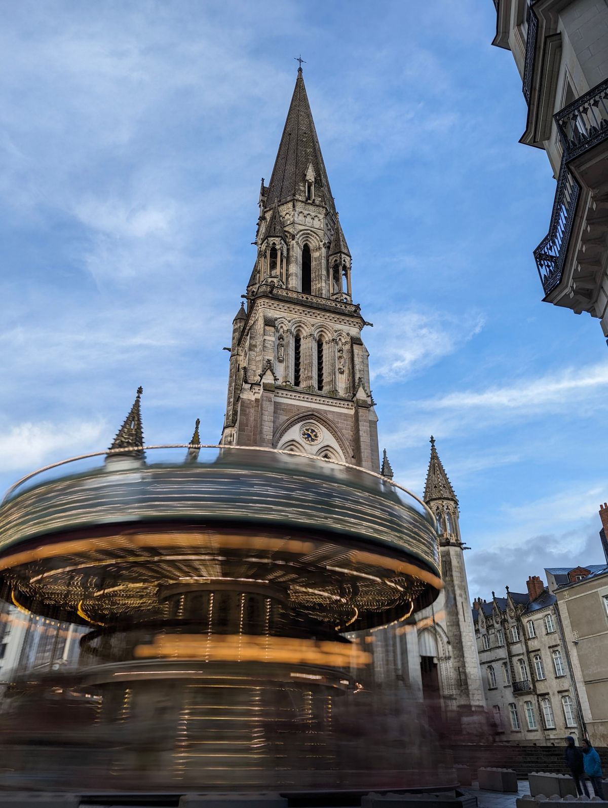 Manège tournant installé près d'une basilique à Nantes