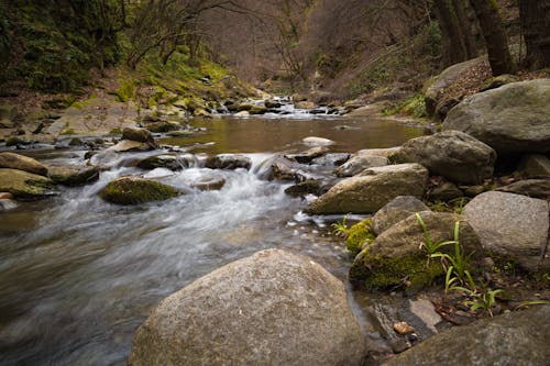 Raging River Omringd Door Stenen