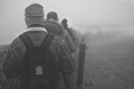在爱尔兰克莱尔郡多雾的冬季景观中徒步旅行的人