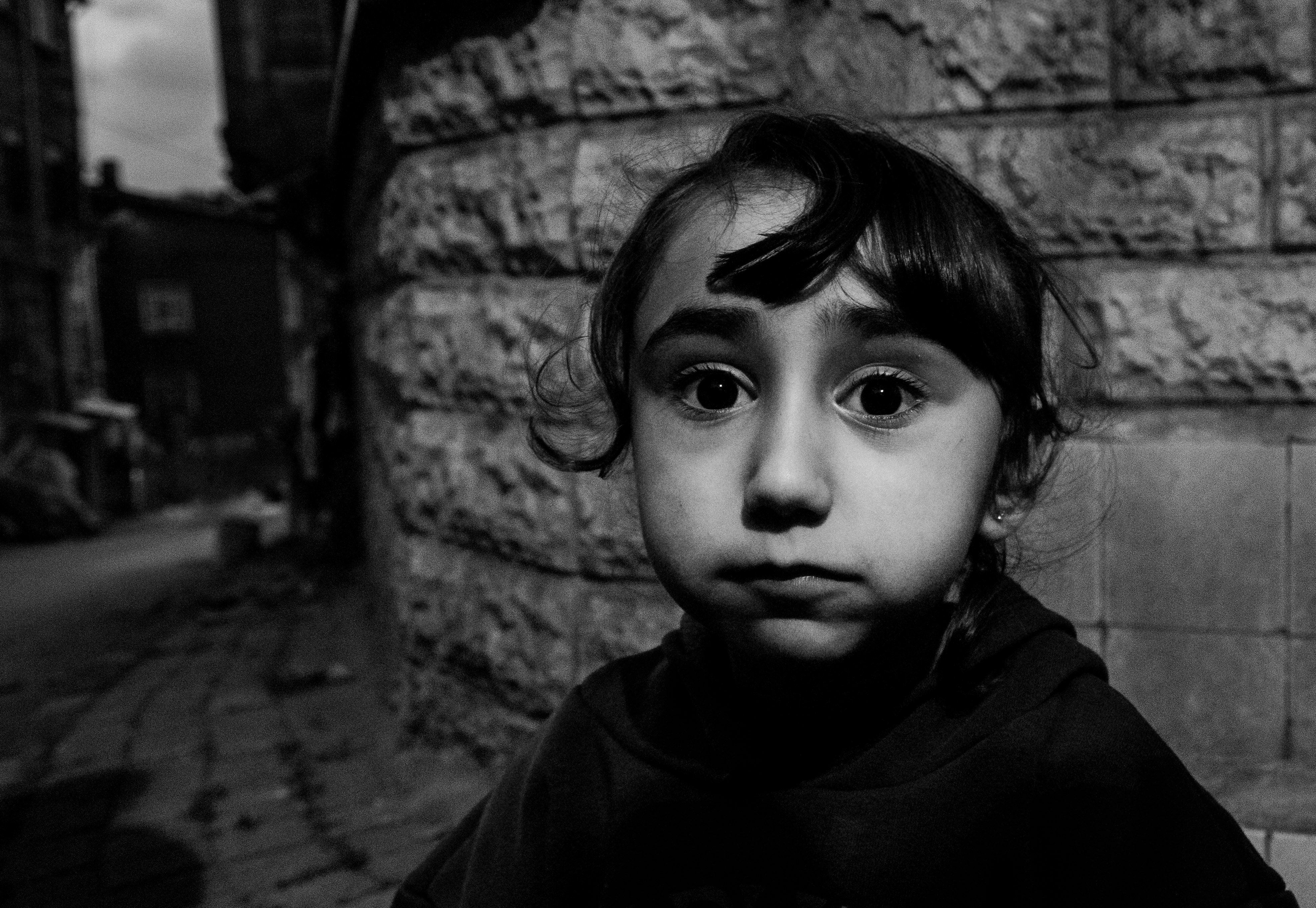 Retrato En Blanco Y Negro De Un Niño En Estambul · Foto de stock gratuita