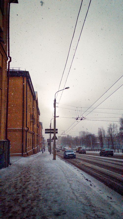 Free A snowy street in Minsk, Belarus, showcasing urban life during winter. Stock Photo
