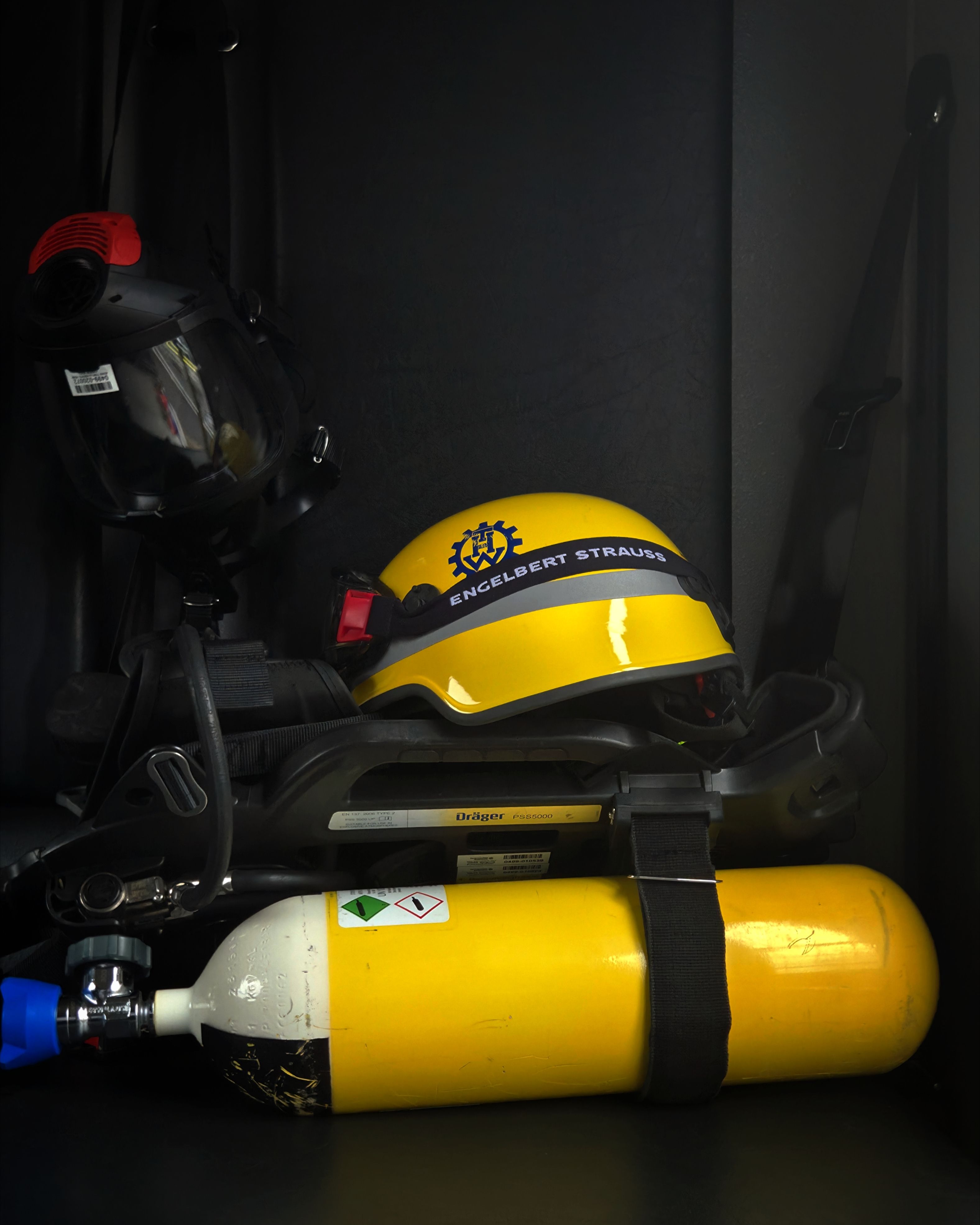 Kit EPI de bombeiro — capacete, máscara respiratória e cilindro de ar comprimido