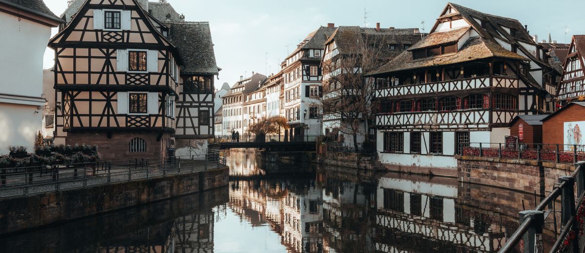 Casas de entramado de madera reflejadas en un canal de Estrasburgo