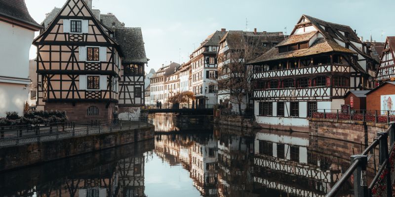 Casas de entramado de madera reflejadas en un canal de Estrasburgo