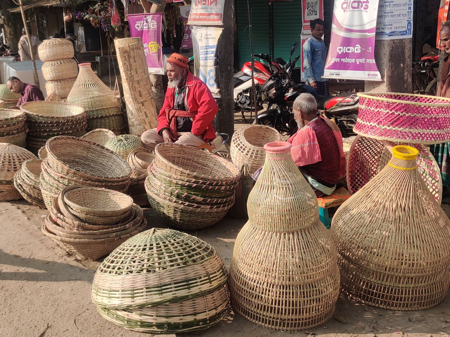 একজন ব্যবহারকারী অনলাইন জুয়া অ্যাকাউন্টের স্বয়ং-বর্জন সেটিং বন্ধ করছেন, পাশে শান্ত ঘরের আলো