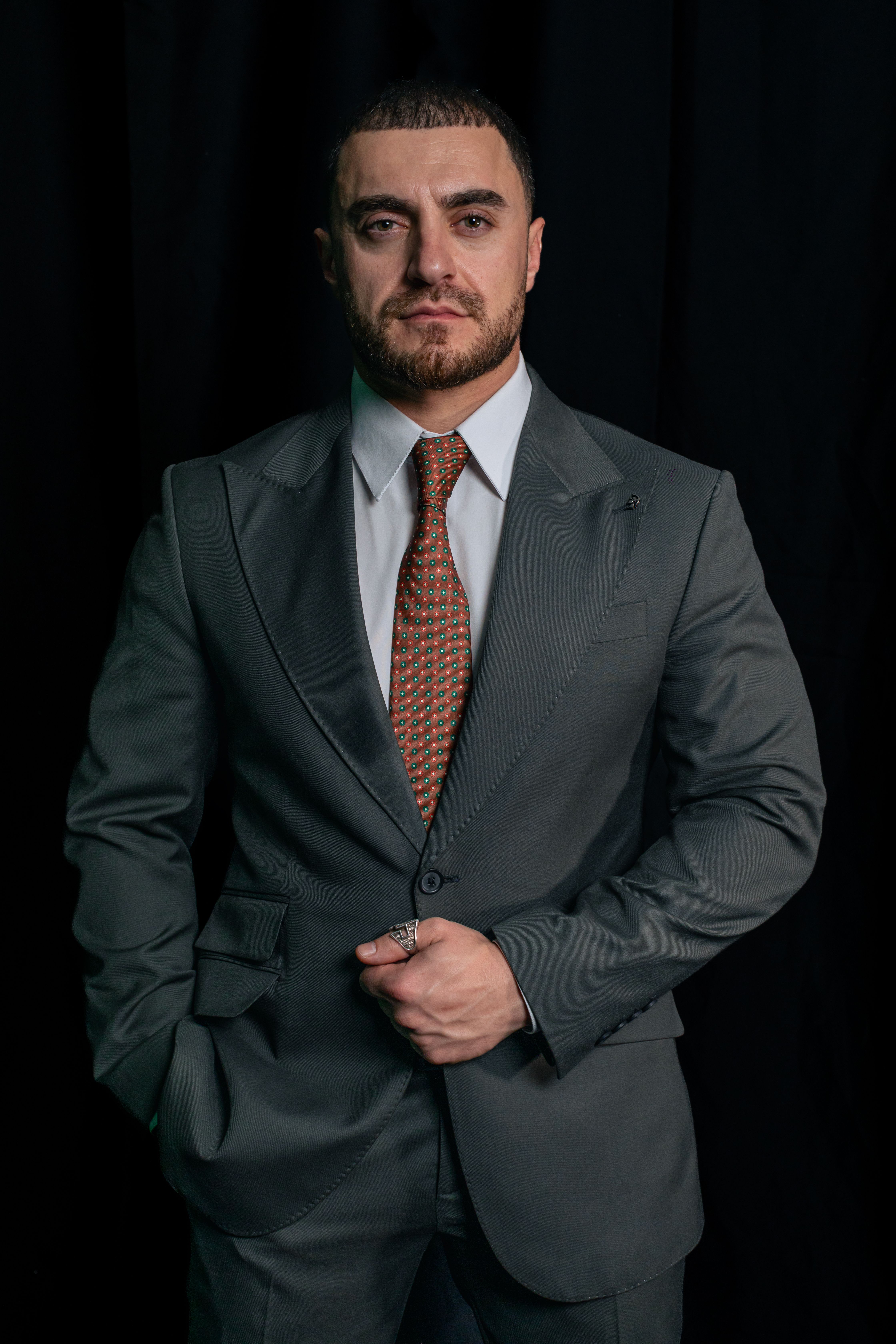 Hombre De Negocios Elegante Con Un Traje Sofisticado · Foto de stock ...