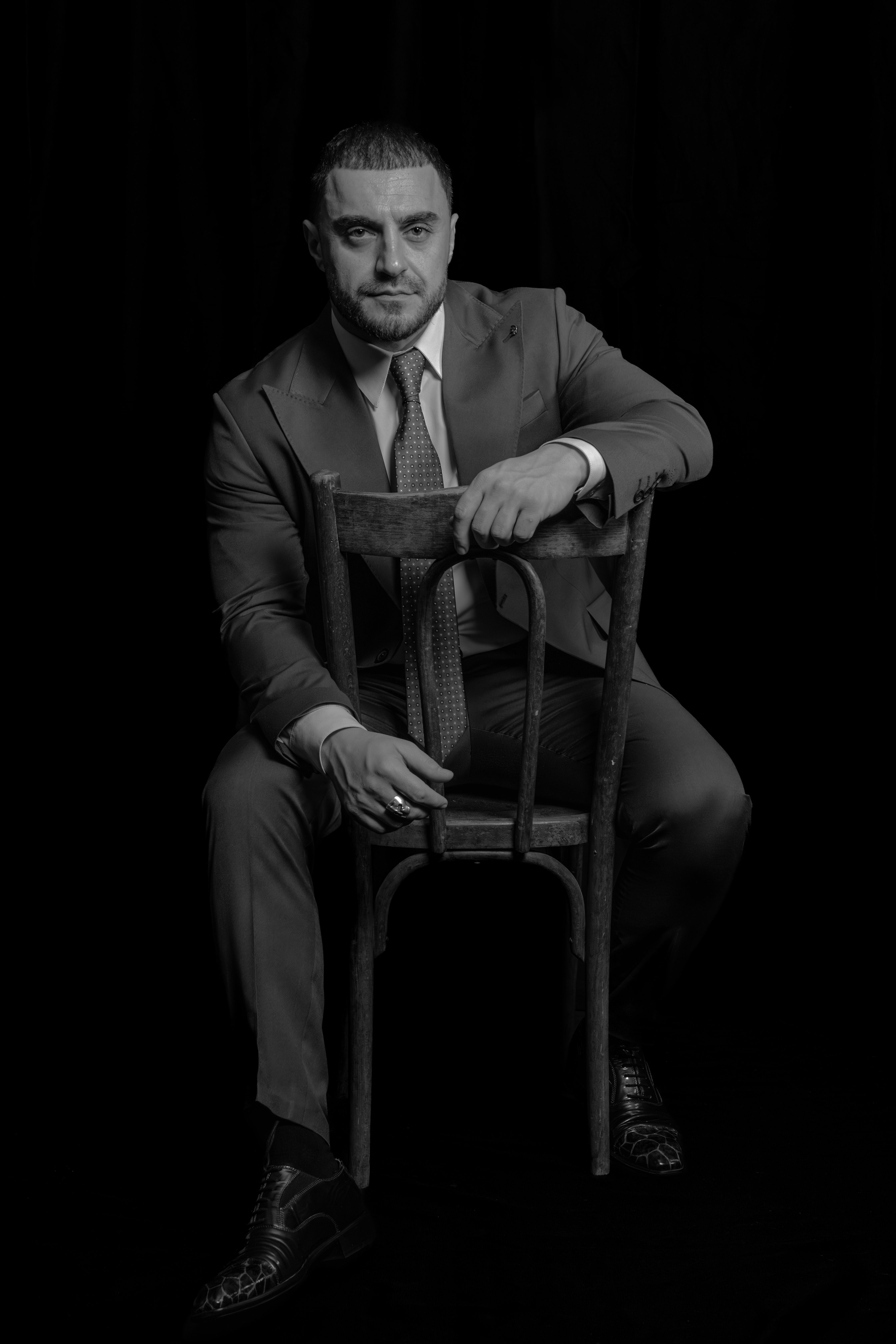 Retrato En Blanco Y Negro De Un Hombre De Traje Con Una Silla · Foto de ...