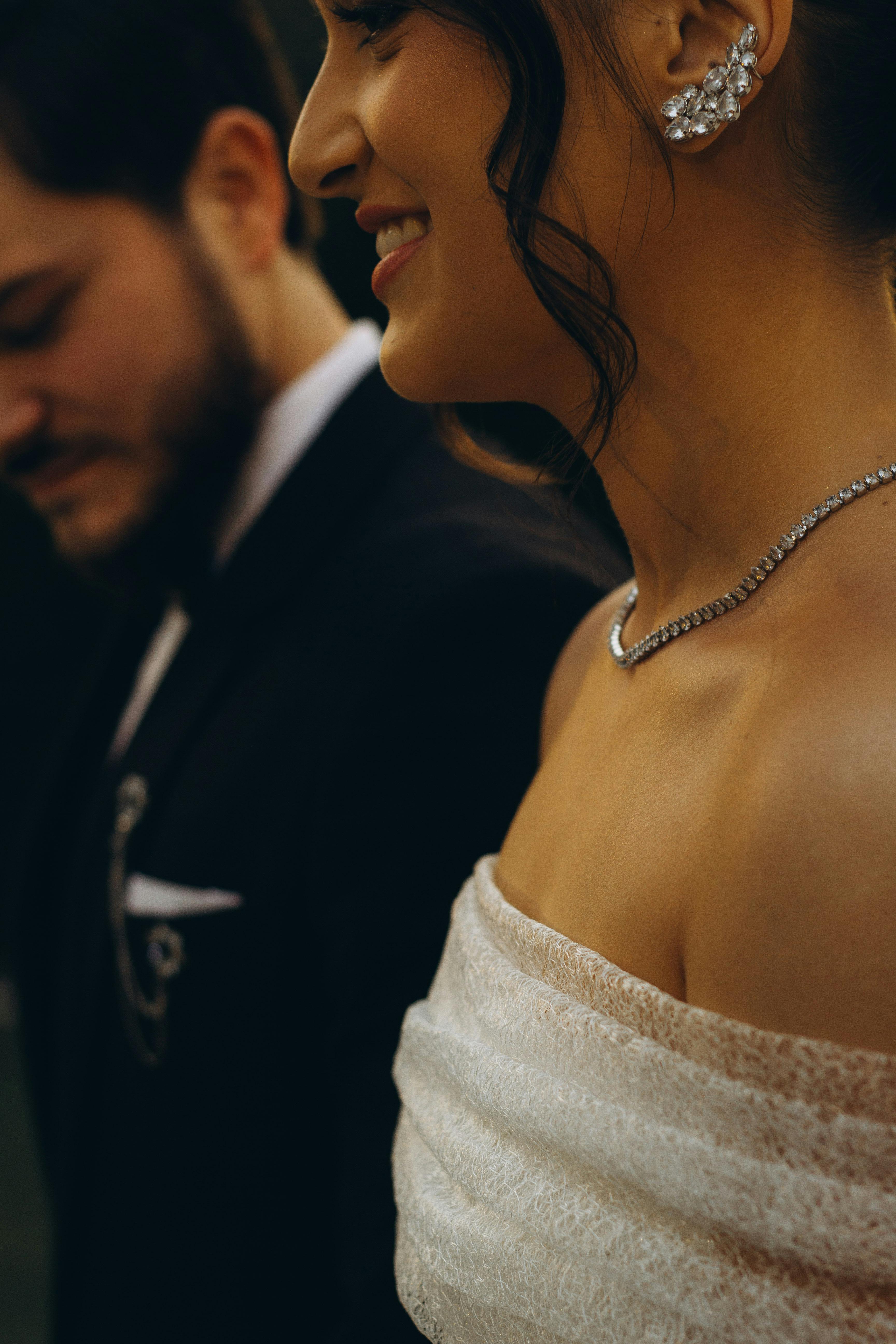 Gratis Novia y novio compartiendo un momento de alegría durante su ceremonia de boda al aire libre en Brasil. Foto de stock