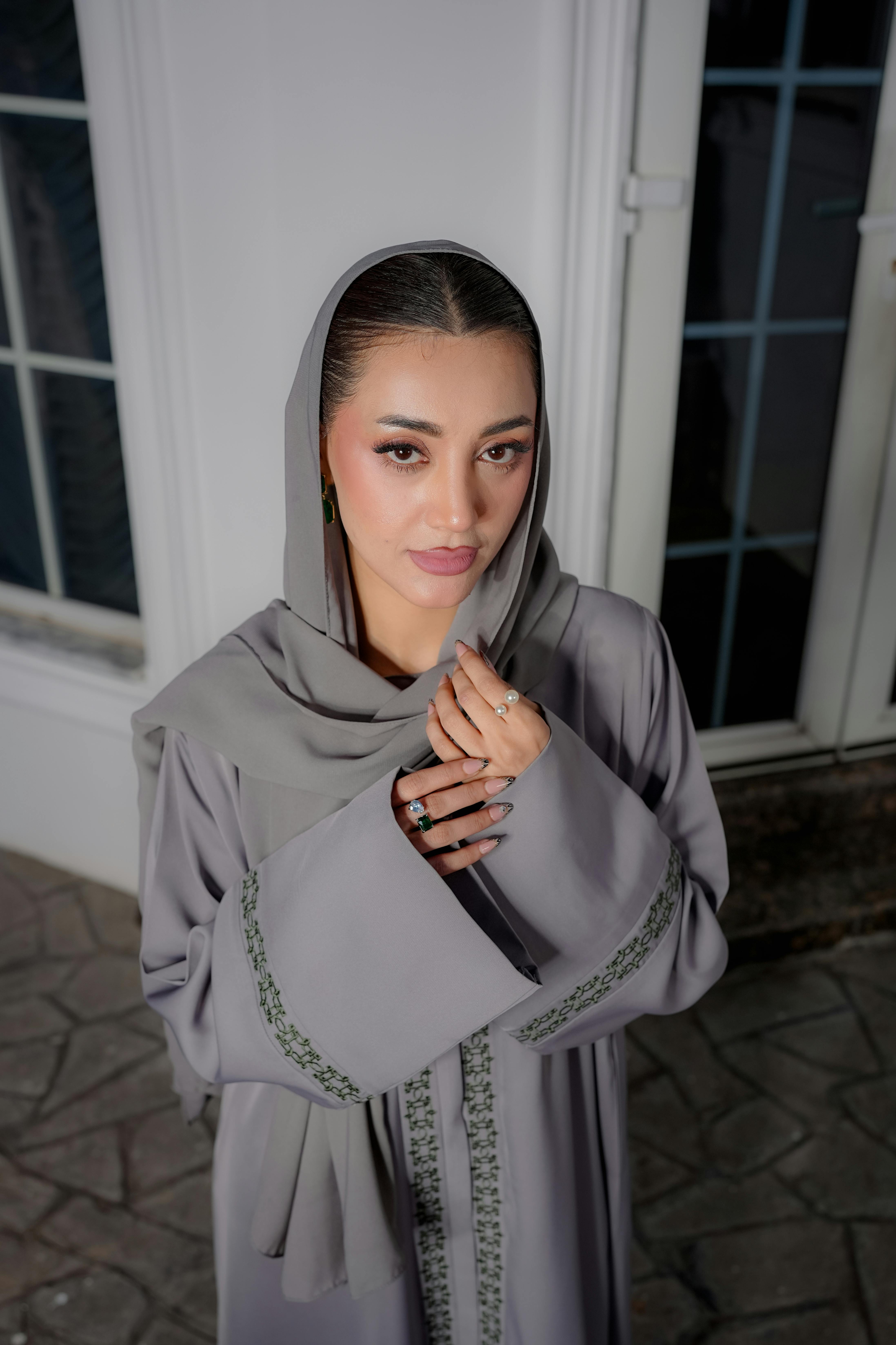 Gratis Una mujer vestida con un atuendo tradicional con patrones intrincados posa con gracia en un interior. Foto de stock