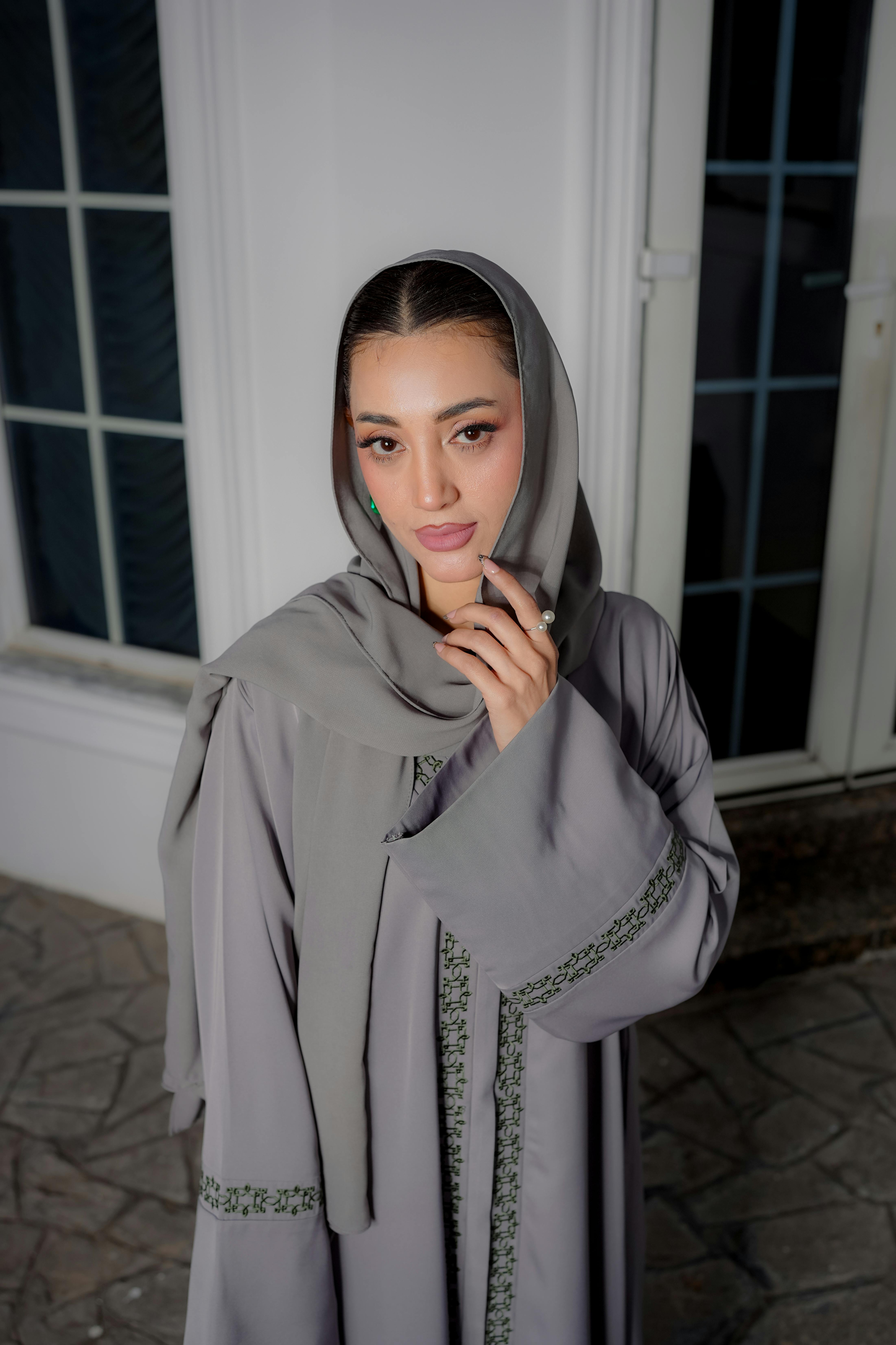 Gratis Elegante retrato de una mujer que viste un hijab en un interior, mostrando elegancia y gracia. Foto de stock