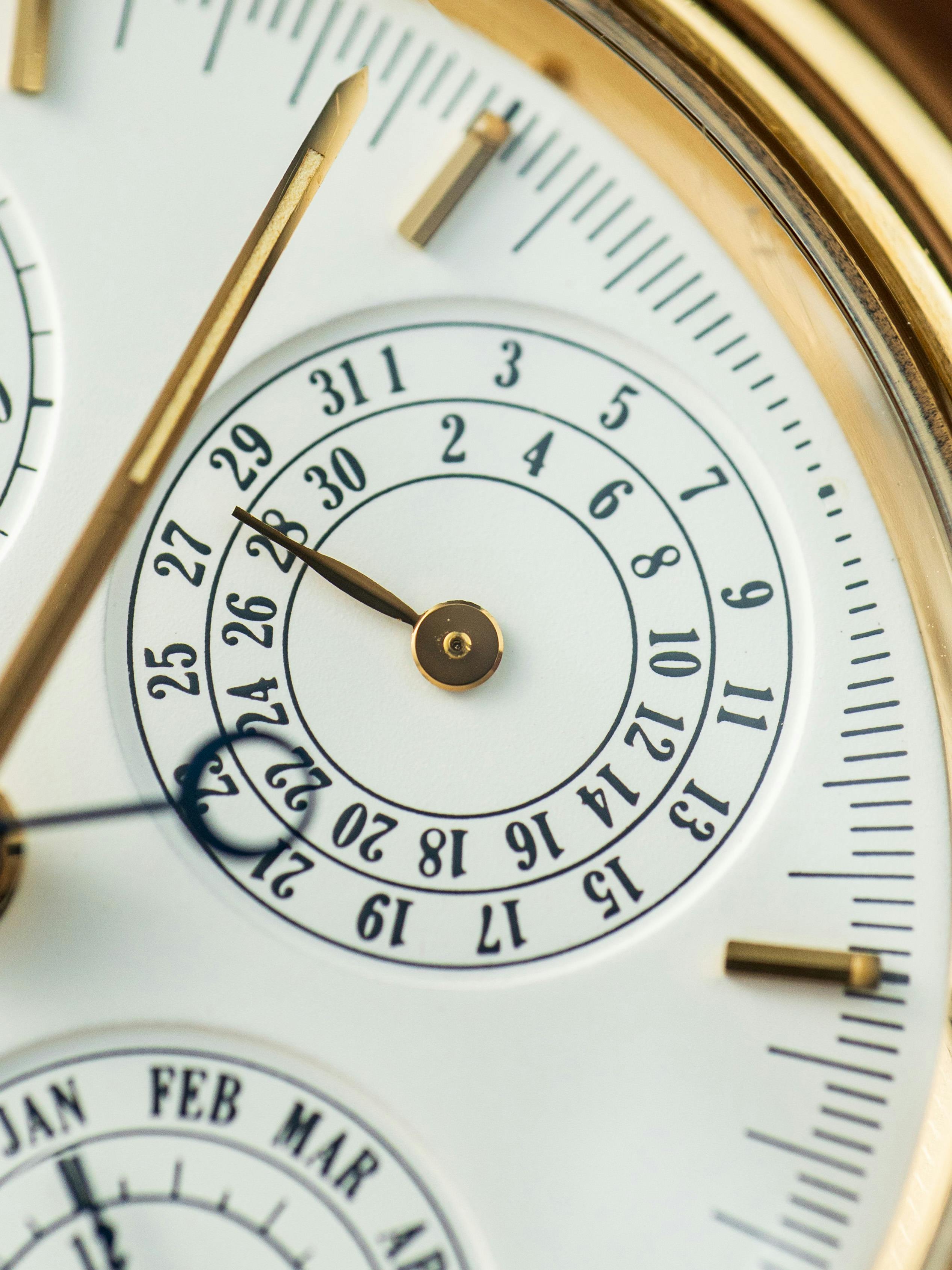 De franc Vista detallada d'un elegant rellotge de polsera daurat amb un disseny analògic clàssic amb un calendari. Foto d'estoc