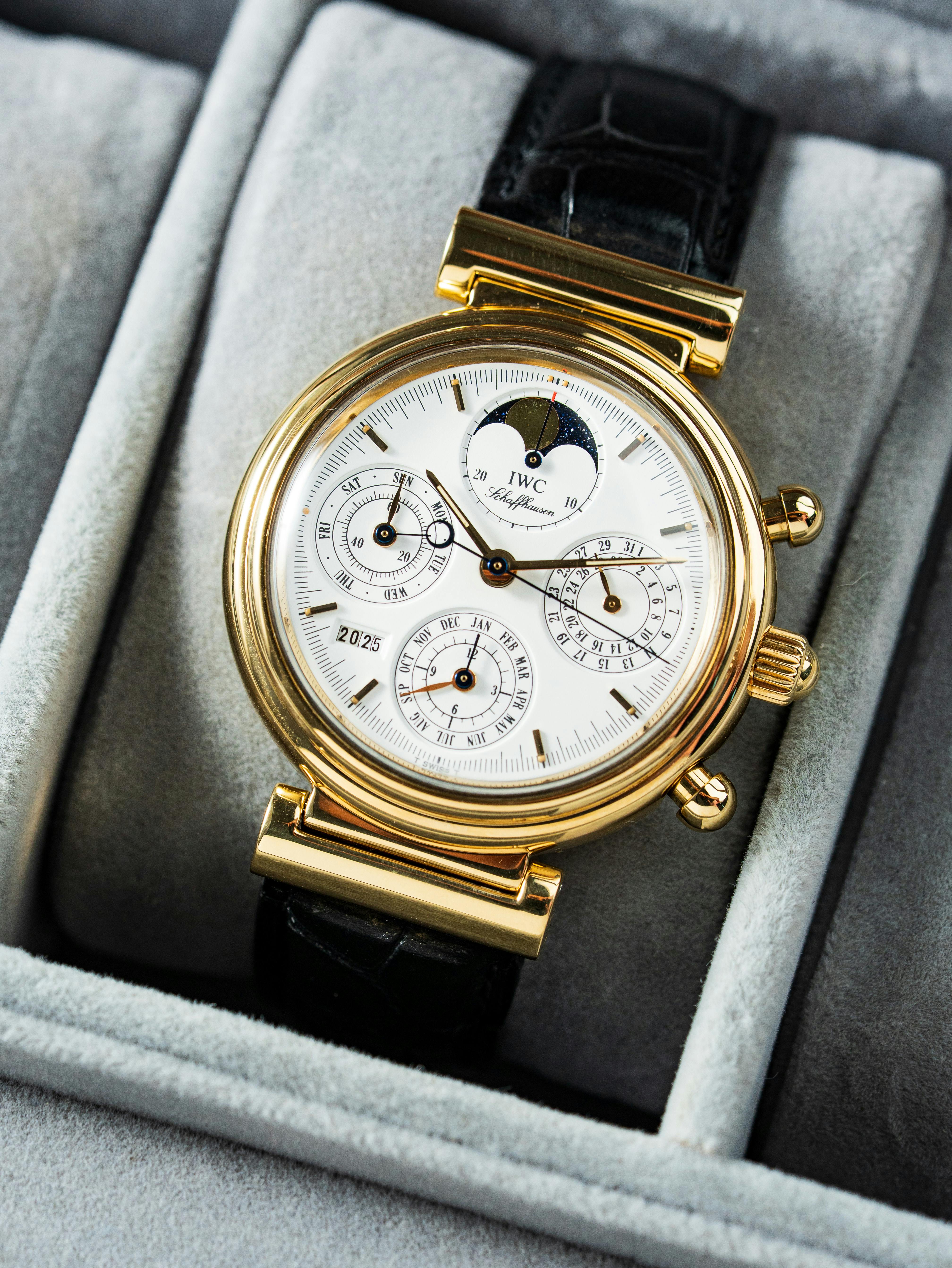 De franc Elegant rellotge daurat amb fase lunar en una caixa expositora encoixinada. Perfecte per a temes de moda i estil de vida de luxe. Foto d'estoc