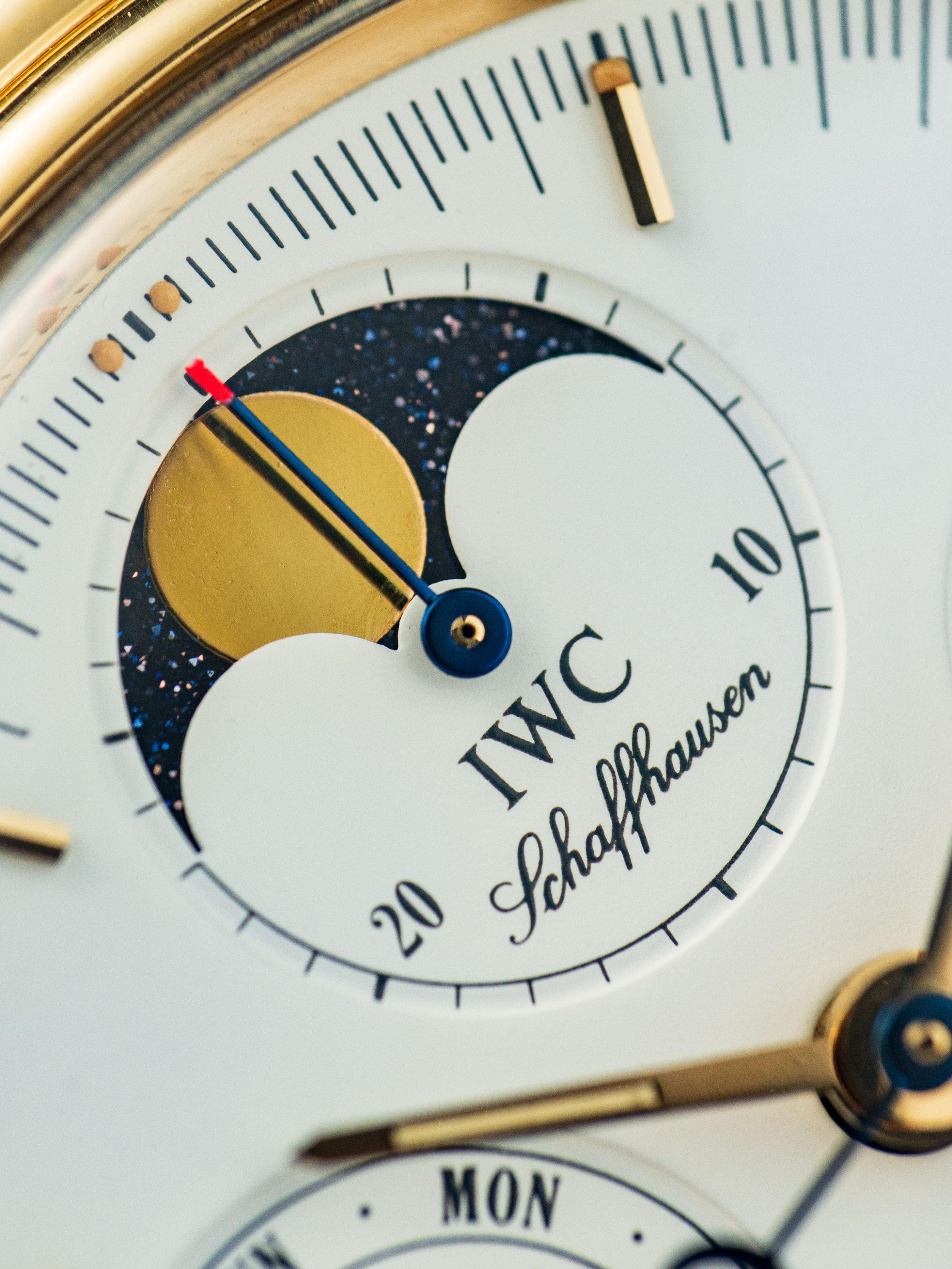 Primer plano de la esfera de un reloj IWC Schaffhausen.