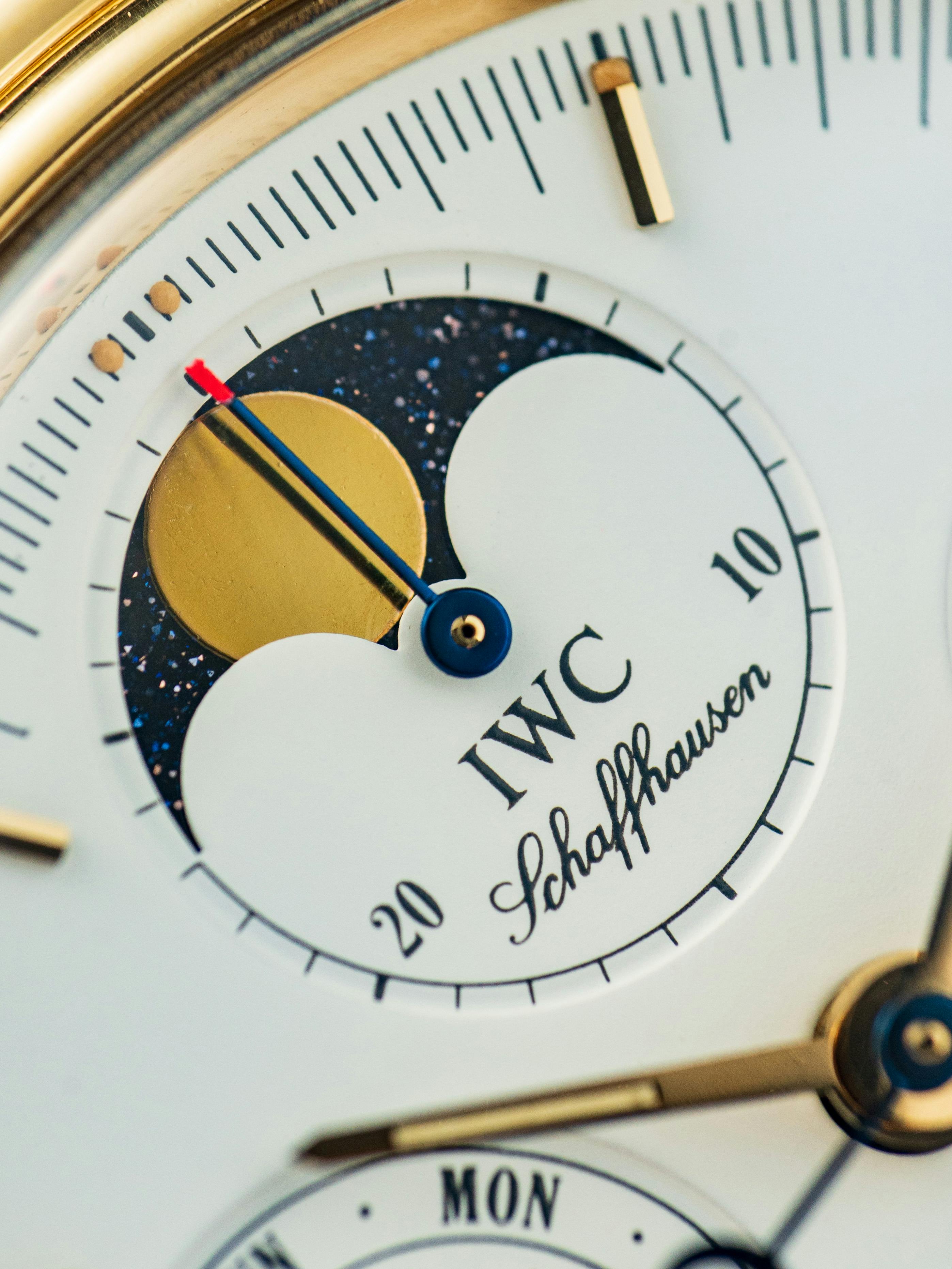 De franc Vista detallada d'una esfera de rellotge de luxe IWC Schaffhausen, que mostra un disseny elegant. Foto d'estoc