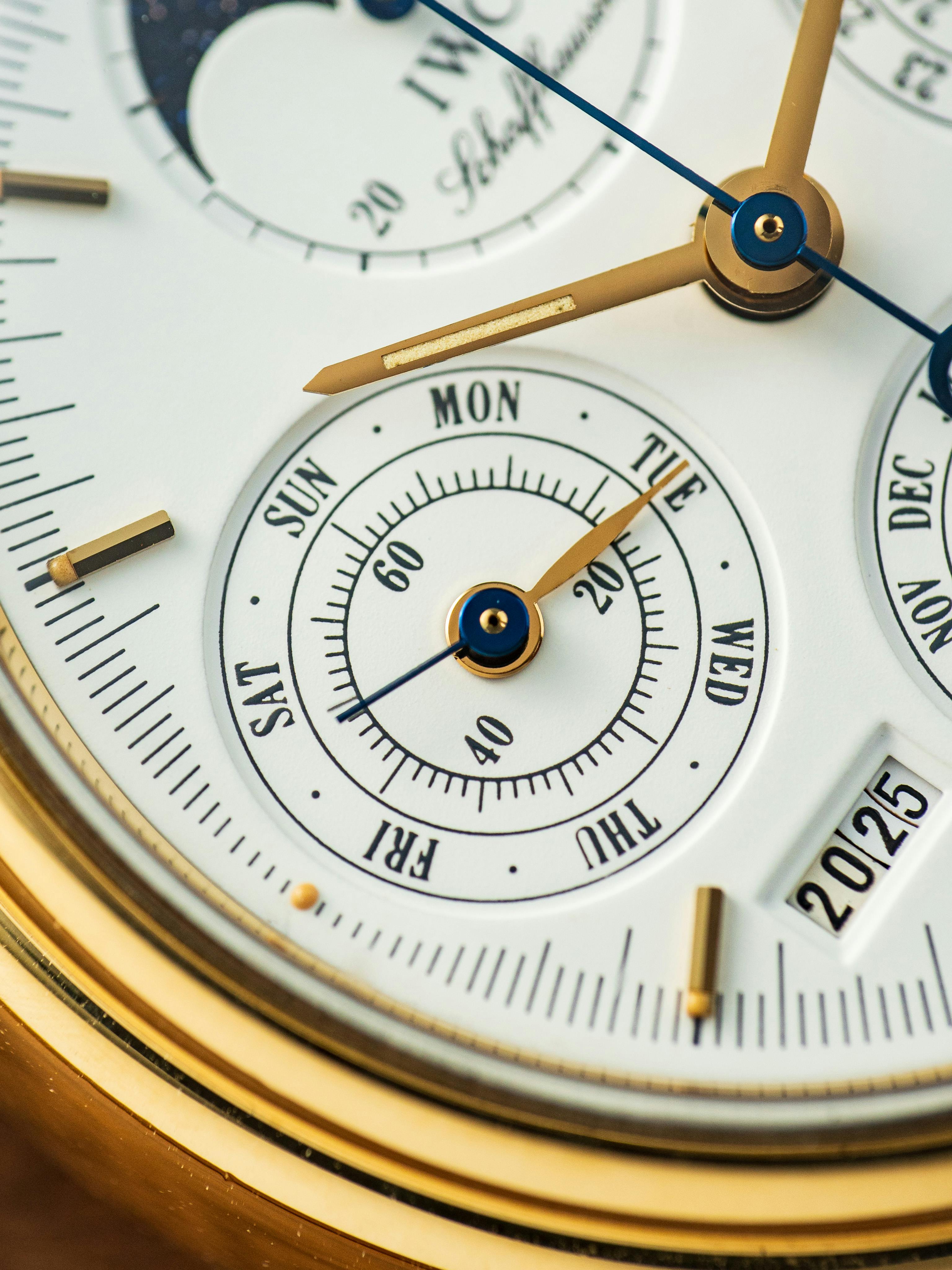 De franc Fotografia macro detallada d'una elegant esfera de rellotge daurada que mostra els dies i la data. Foto d'estoc