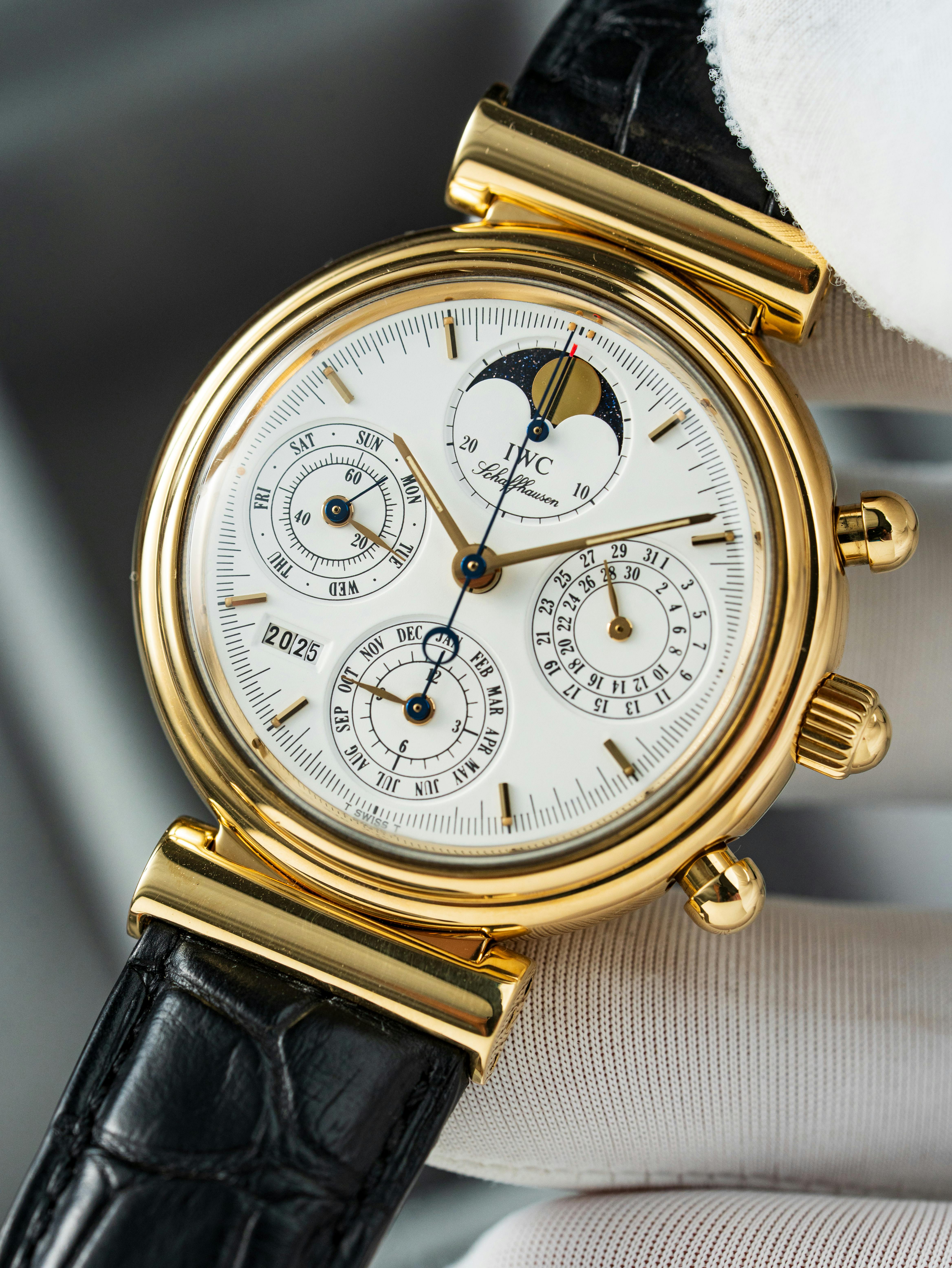 De franc Elegant rellotge de polsera daurat que mostra un disseny clàssic de luxe. Foto d'estoc