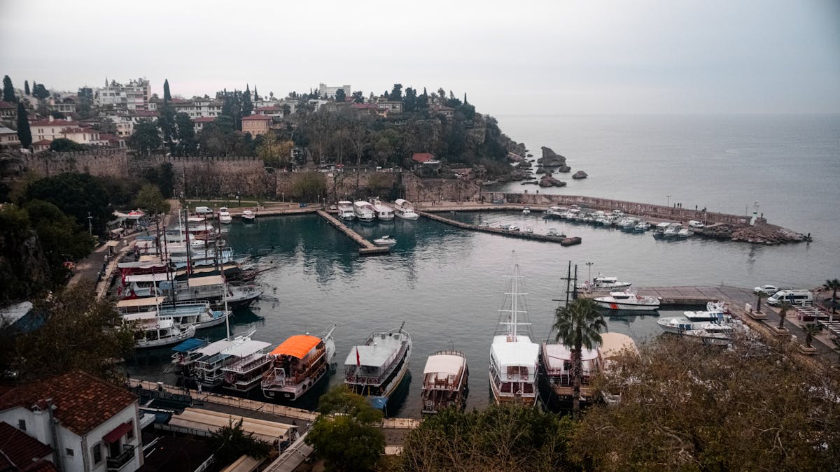 Port w Antalyi - widok na wybrzeze i morze