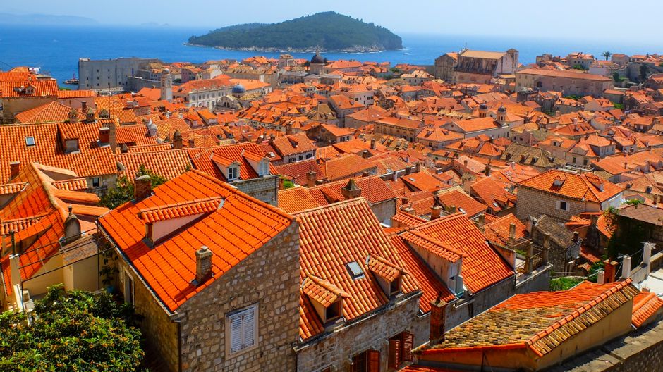 Dubrovnik várfal séta: tippek és látványos fotóhelyek – Dubrovnik old town rooftops sea view