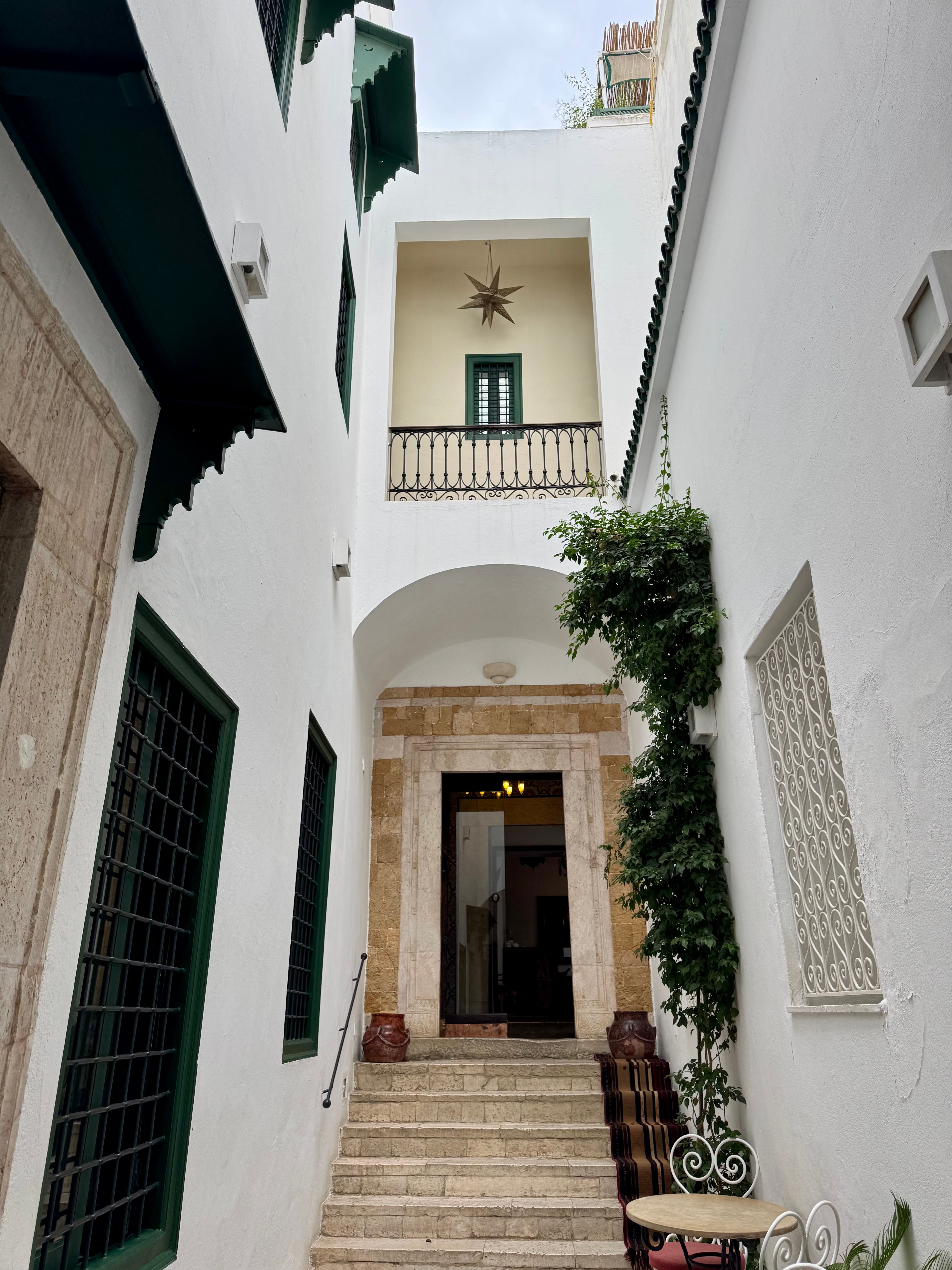 Charming Mediterranean Courtyard with Staircase · Free Stock Photo