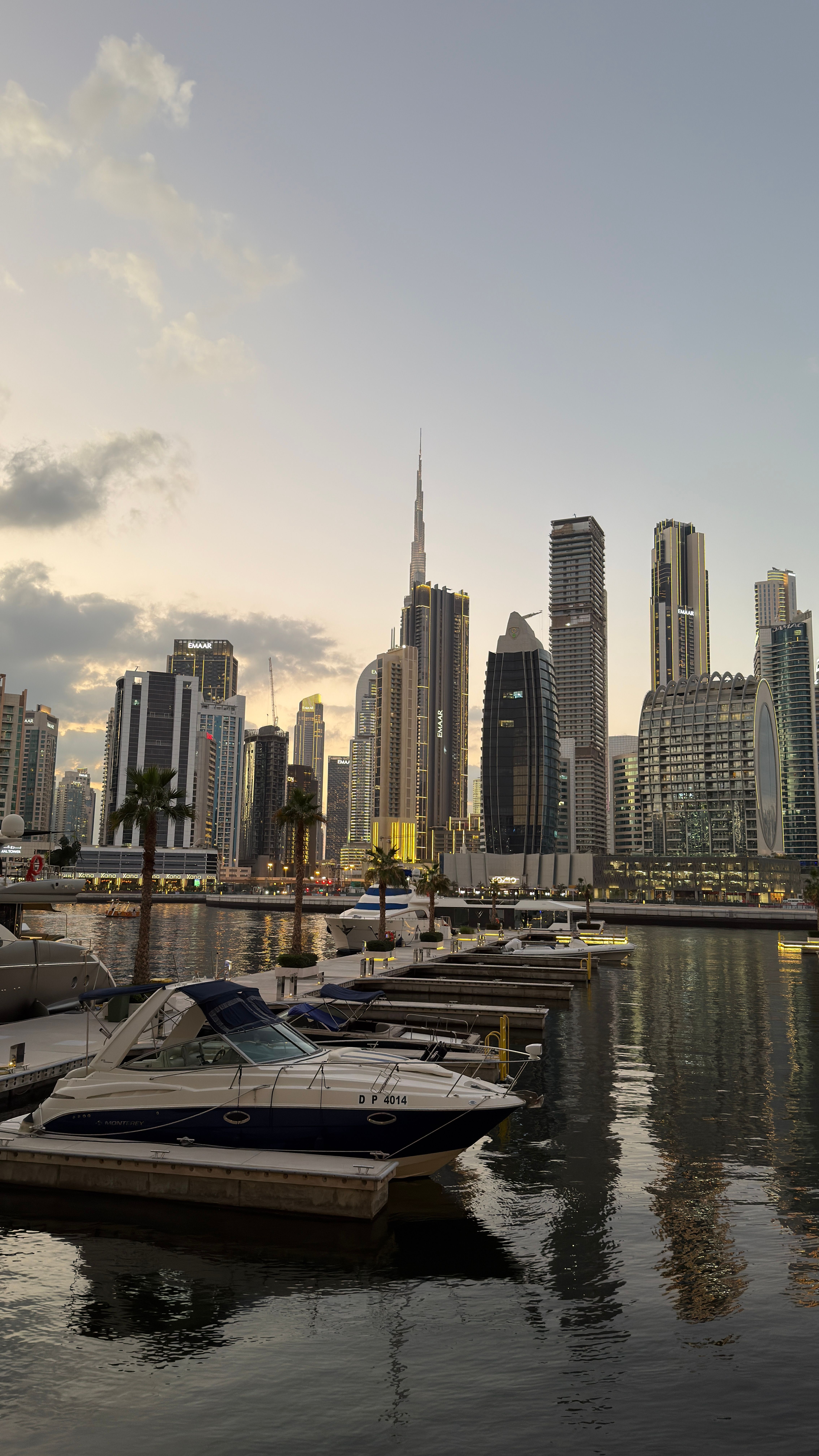 De franc Vista impressionant de l'icònic horitzó de Dubai Marina amb vaixells a la posta de sol. Foto d'estoc