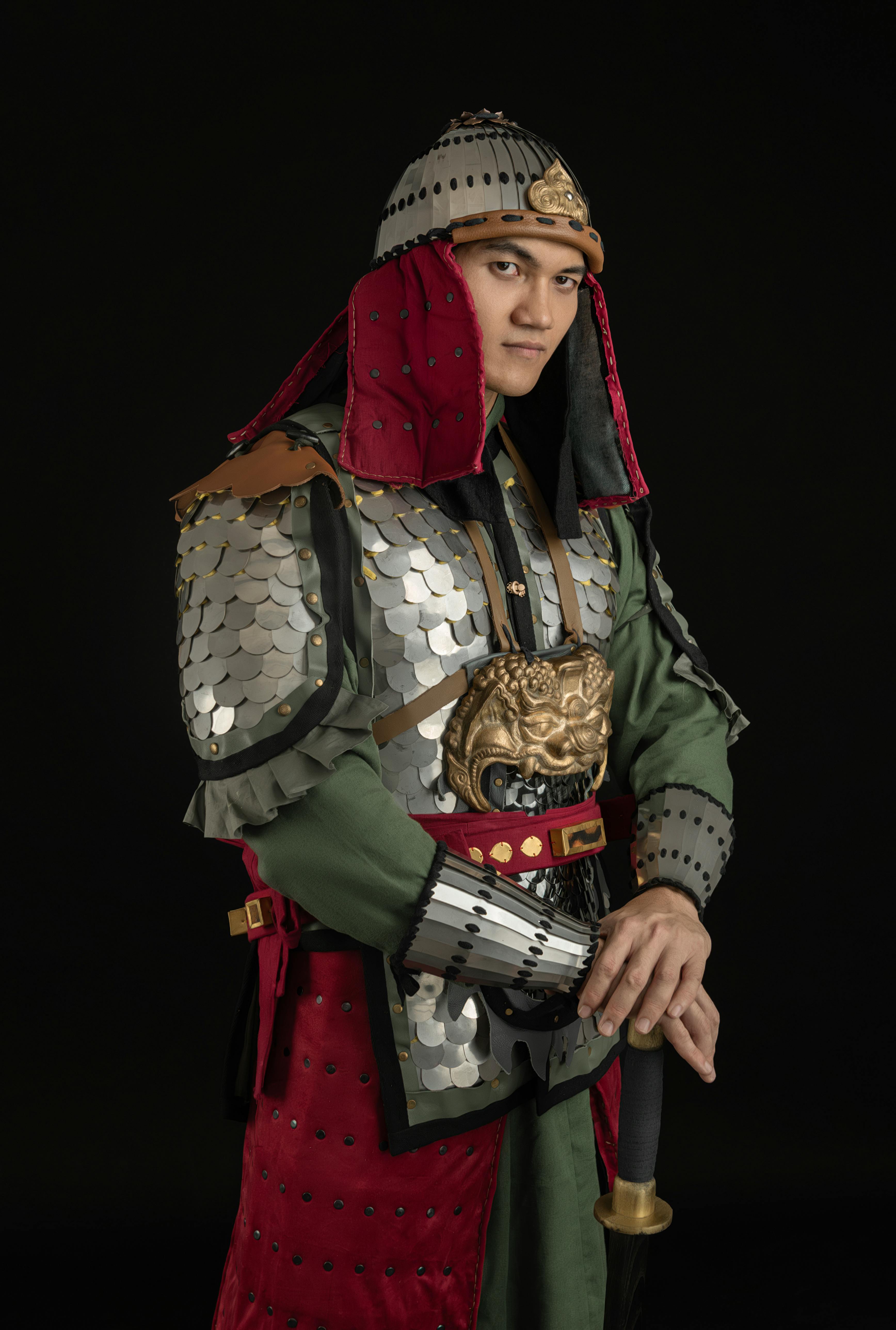 De franc Home amb armadura de guerrer històrica posant sobre un fons fosc, que traspua força i caràcter. Foto d'estoc