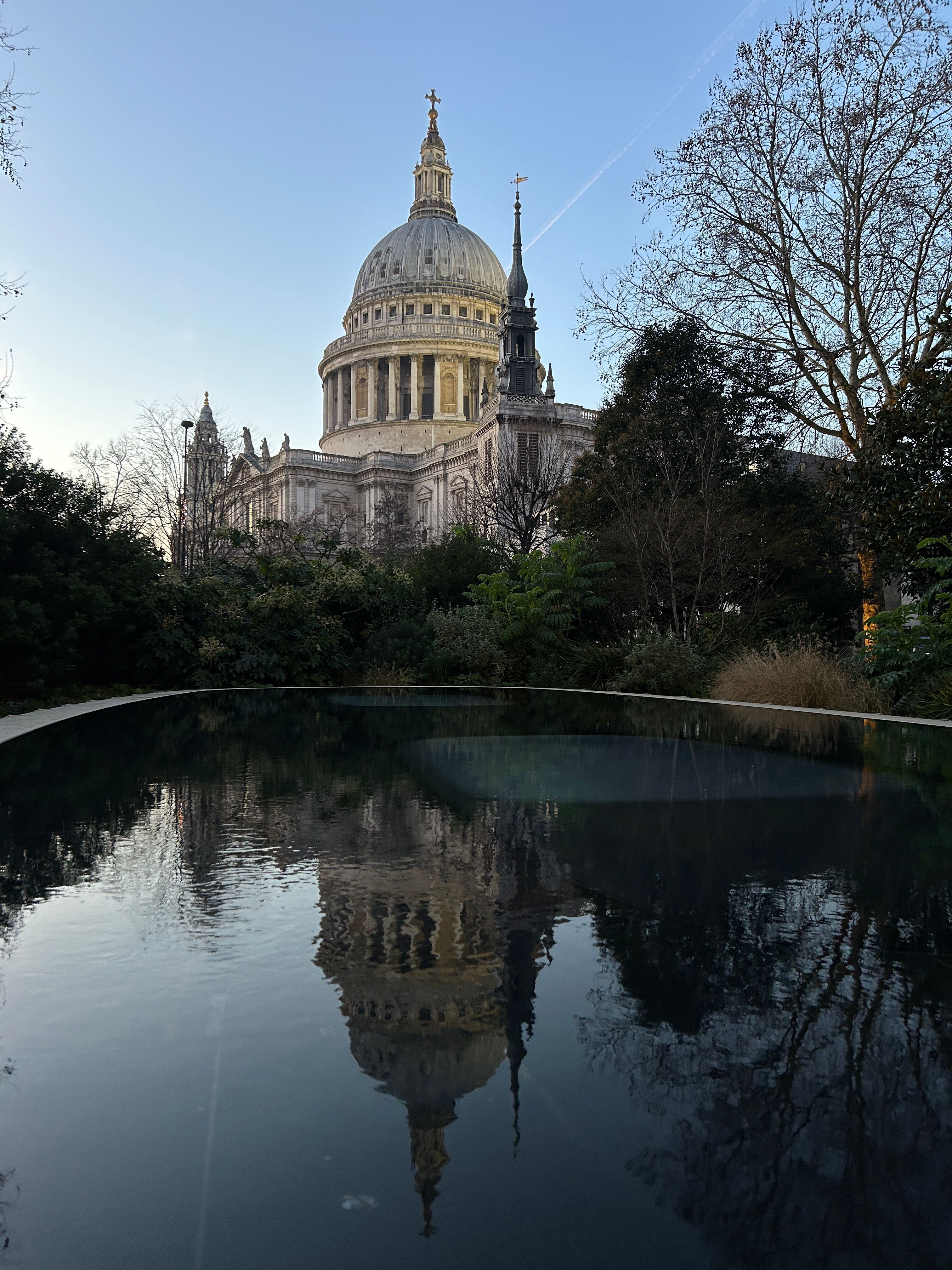 St. Paul's Cathedral with Reflective Pool View · Free Stock Photo