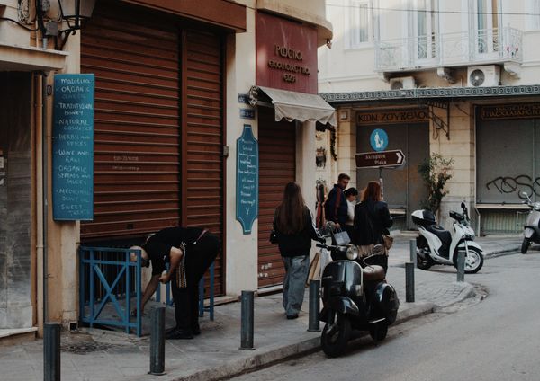 אתונה: שני שוטרים ושני אזרחים נפגעו בפיצוץ