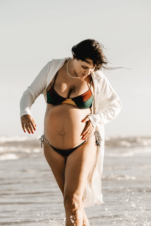 Pregnan Vrouw In Bikini En Wit Vest Genieten Op Strand