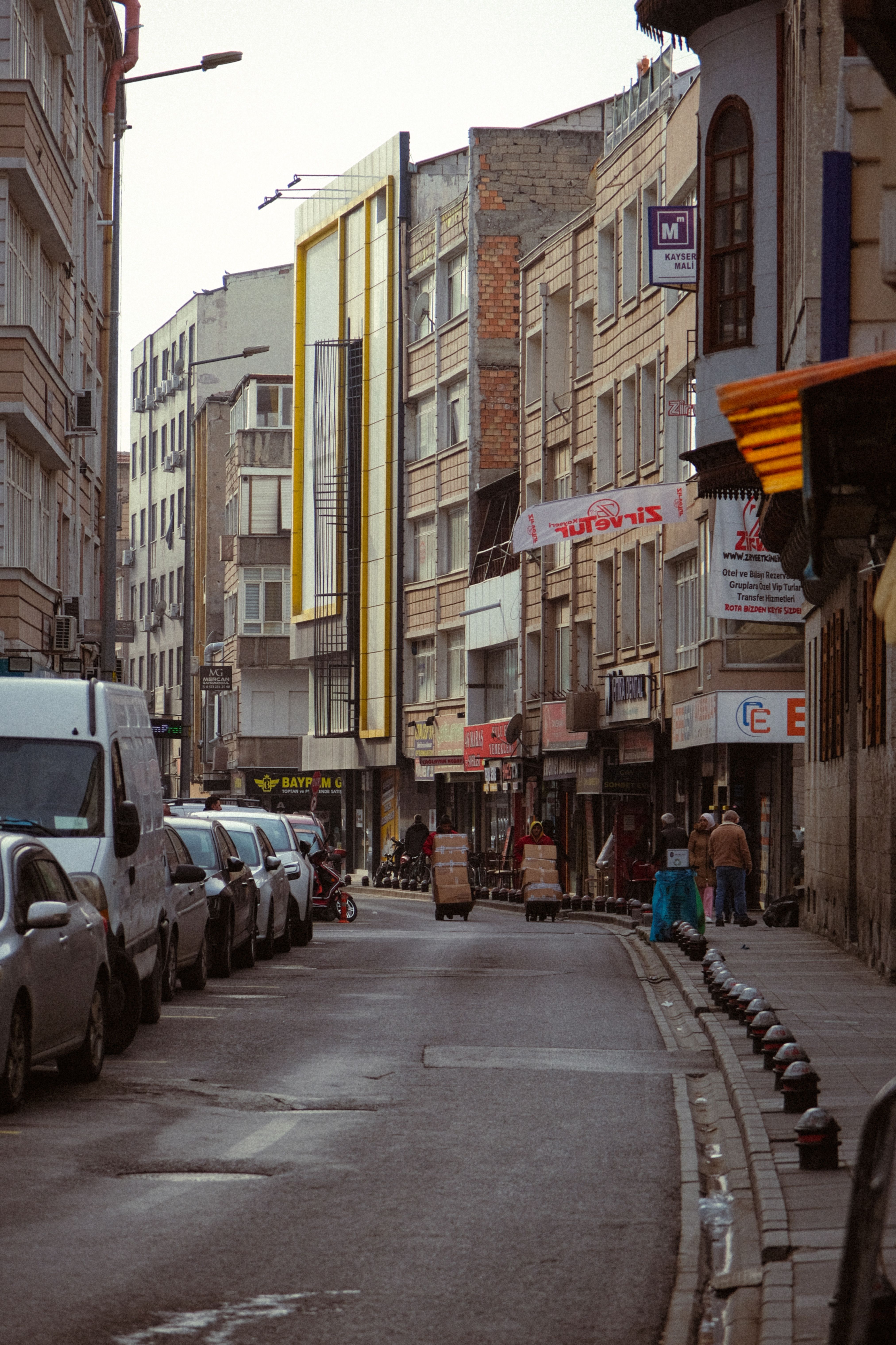 Urban street view with parked cars and buildings · Free Stock Photo