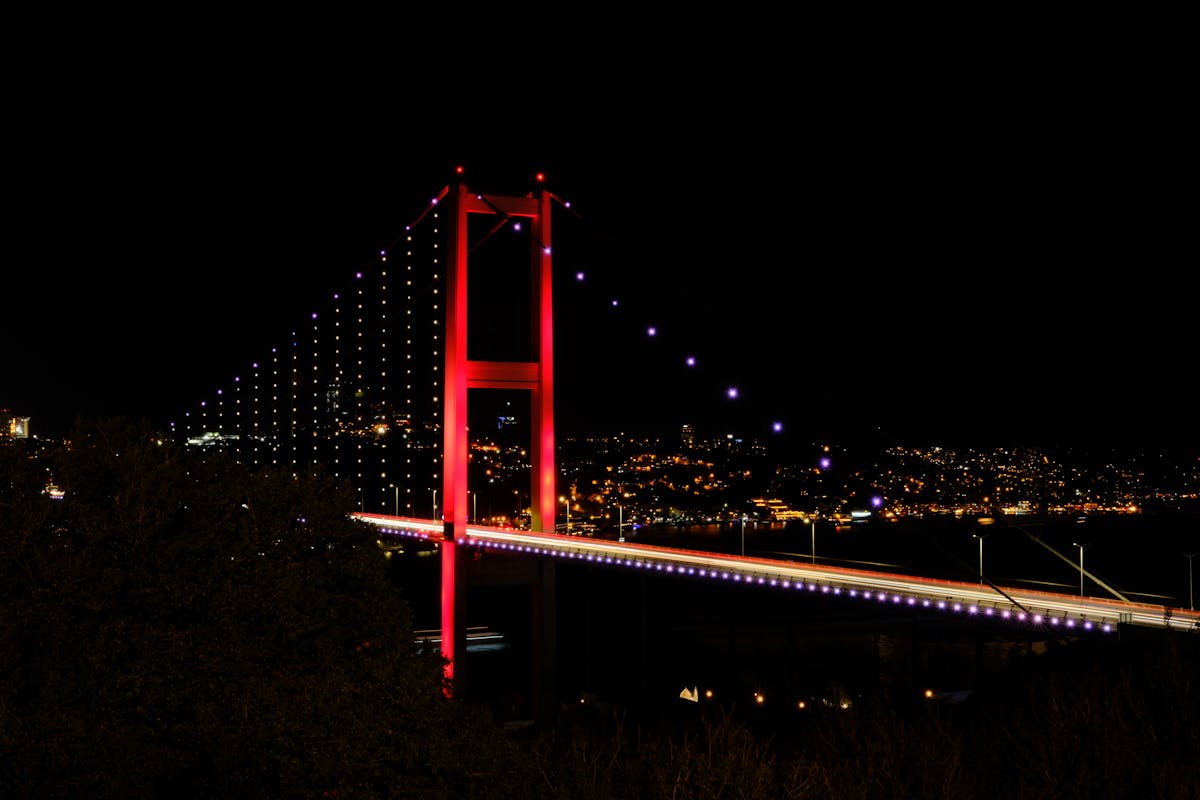 Most Bosforski w Stambule nocą - popularna destynacja w ofercie Coral Travel