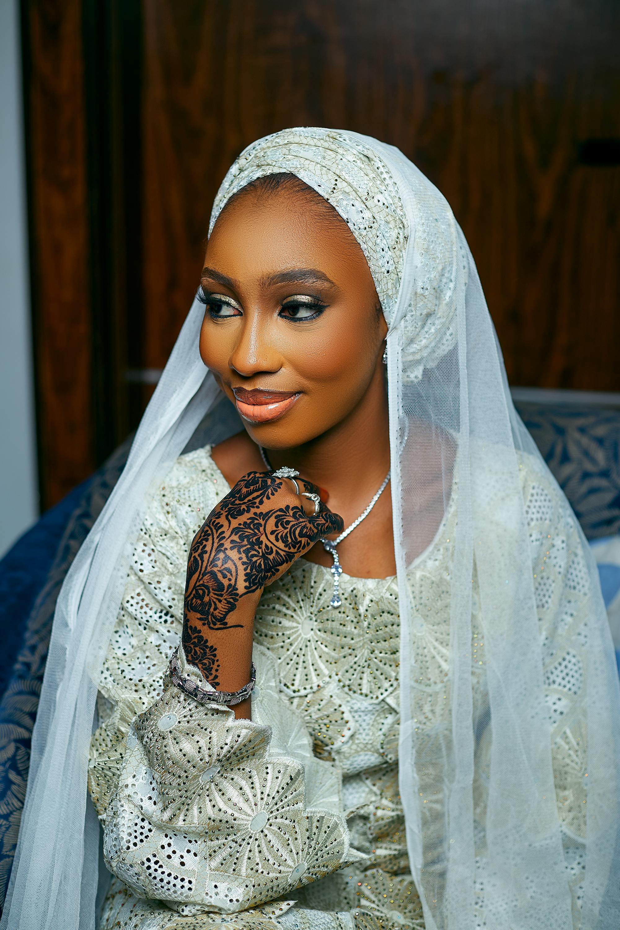 De franc Una núvia amb un vestit blanc tradicional amb intricats dissenys de henna a la mà, que desprèn elegància i gràcia. Foto d'estoc