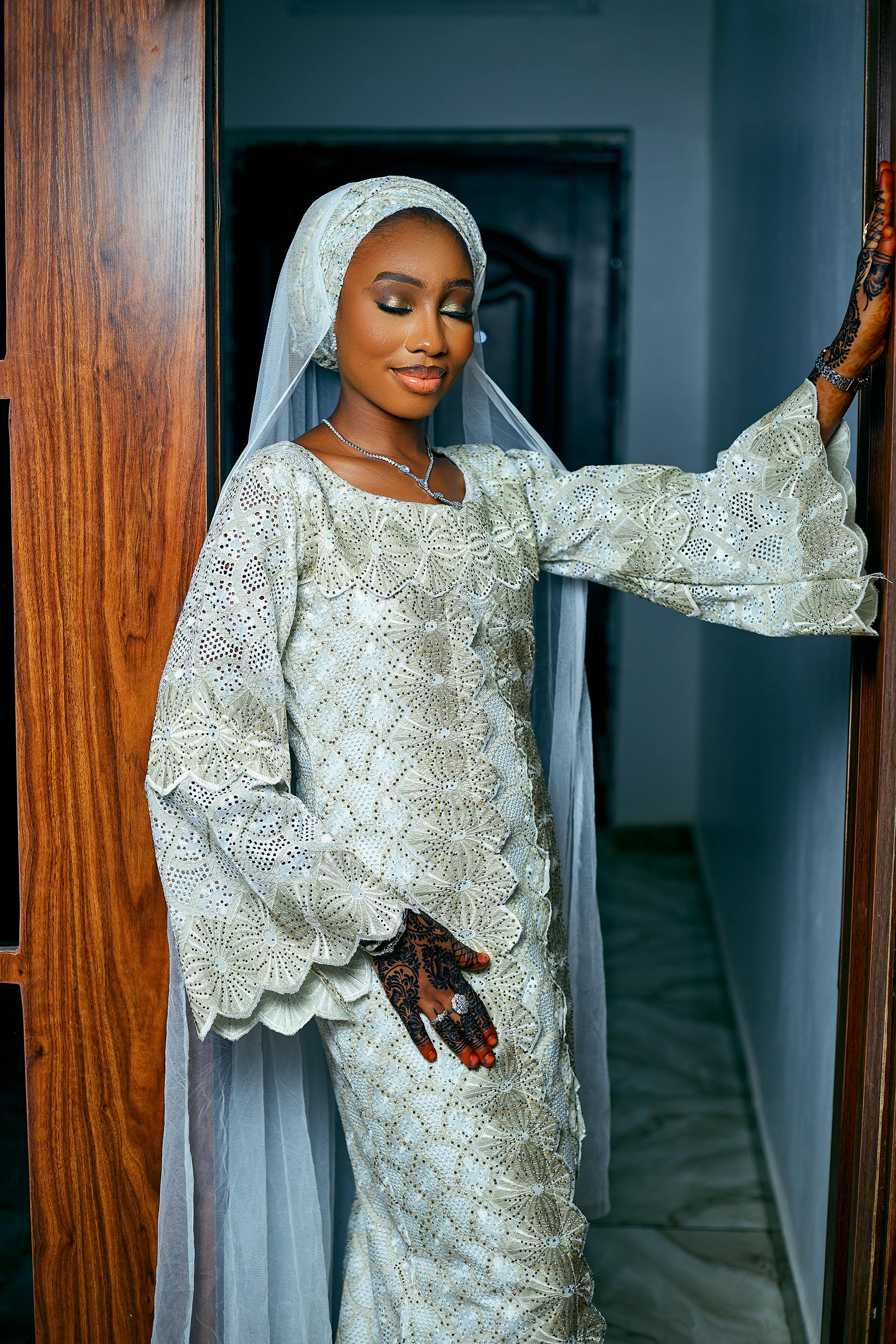 De franc Una bella núvia amb un vestit de puntes blanques amb henna, que reflecteix l'elegància cultural. Foto d'estoc