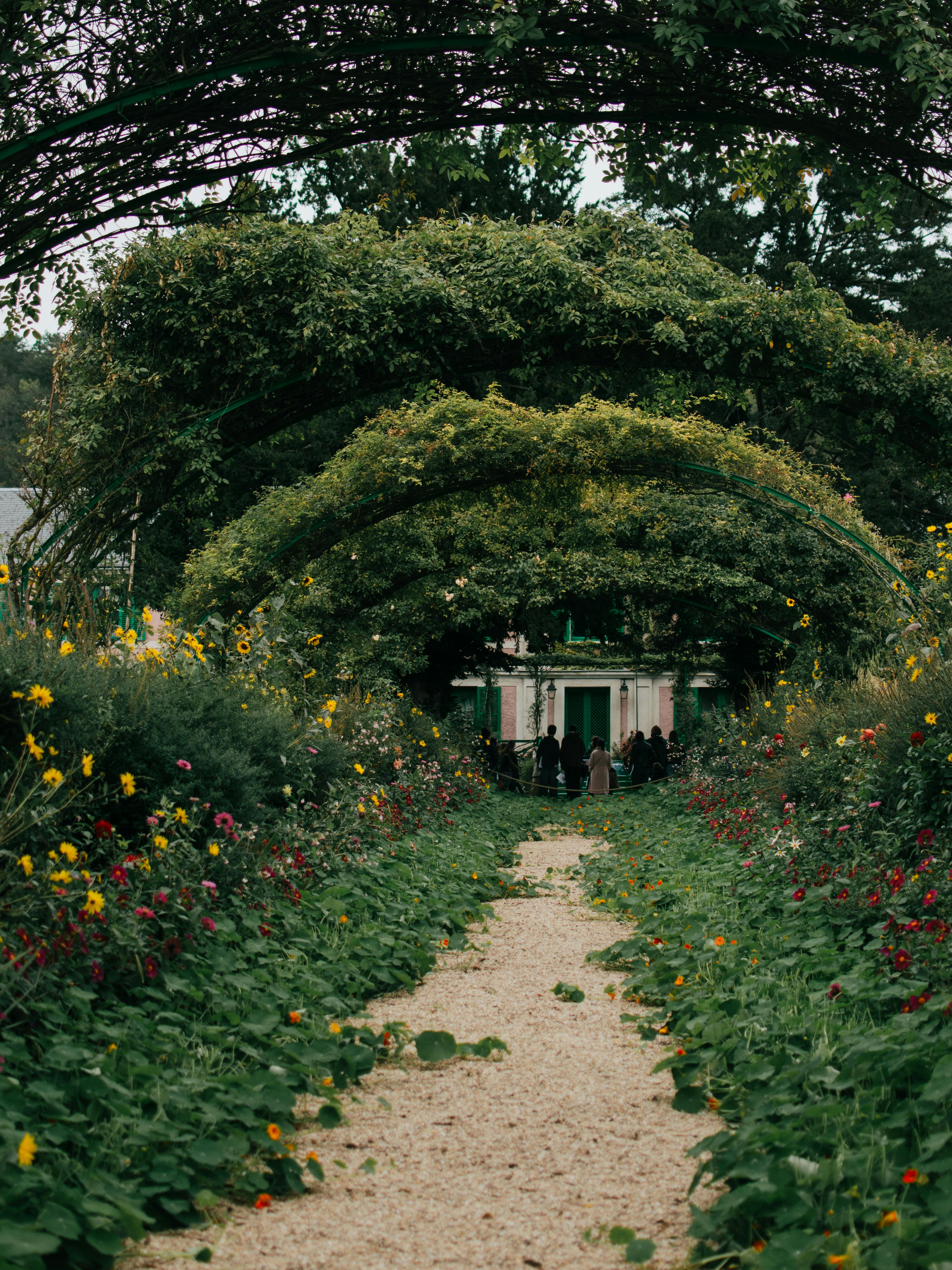 grátis Um arco floral encantador que dá acesso à casa de Monet em Giverny, França. Foto profissional